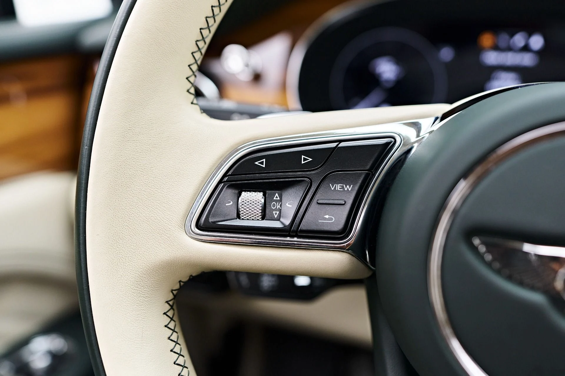 mph066_658774797_Used_2023_Bentley_Bentayga_EWB_1754782497_cbb6bc9e47