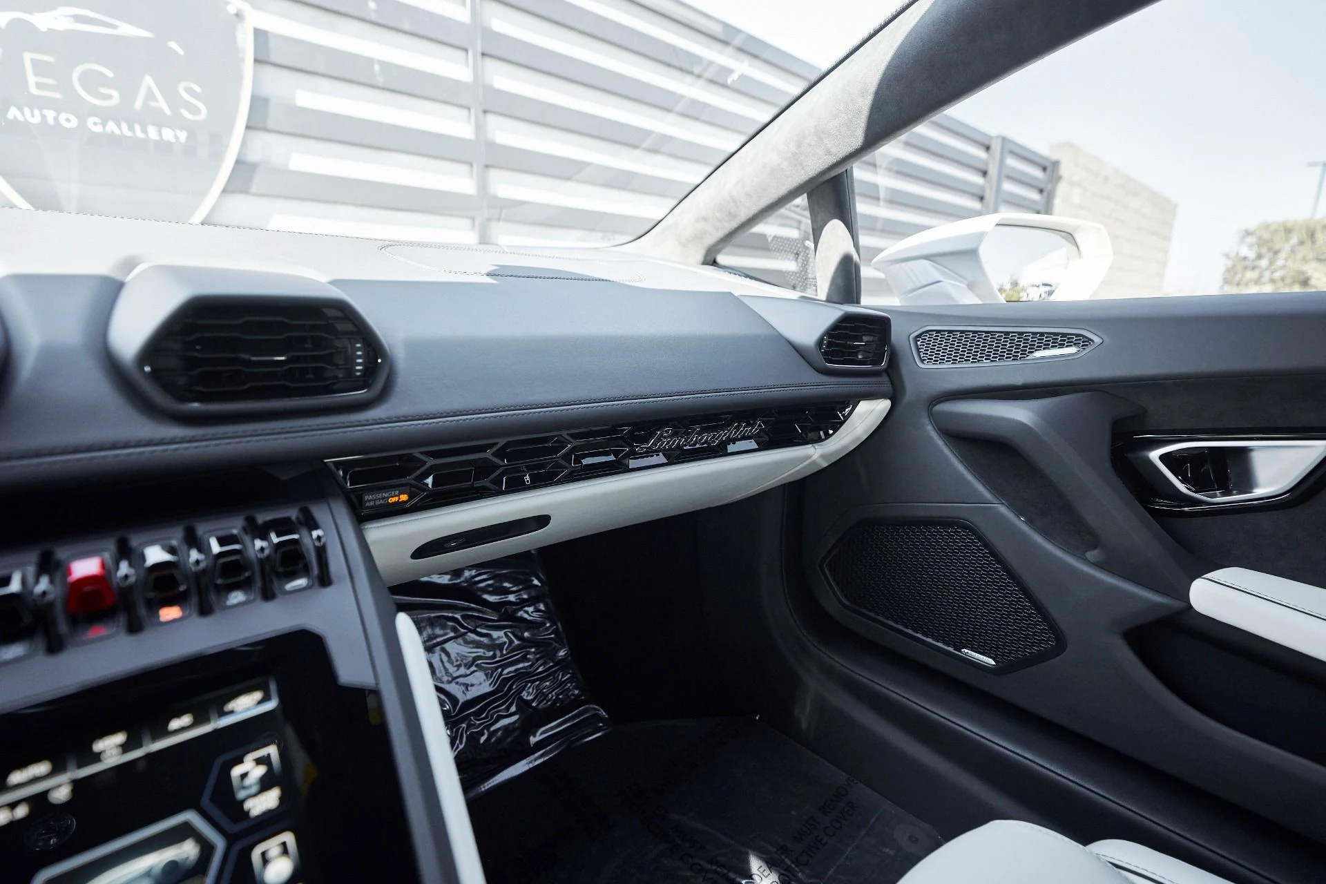 mph066_927210717_Used_2022_Lamborghini_Huracan_EVO_Base_1761947456_2ca658bad6