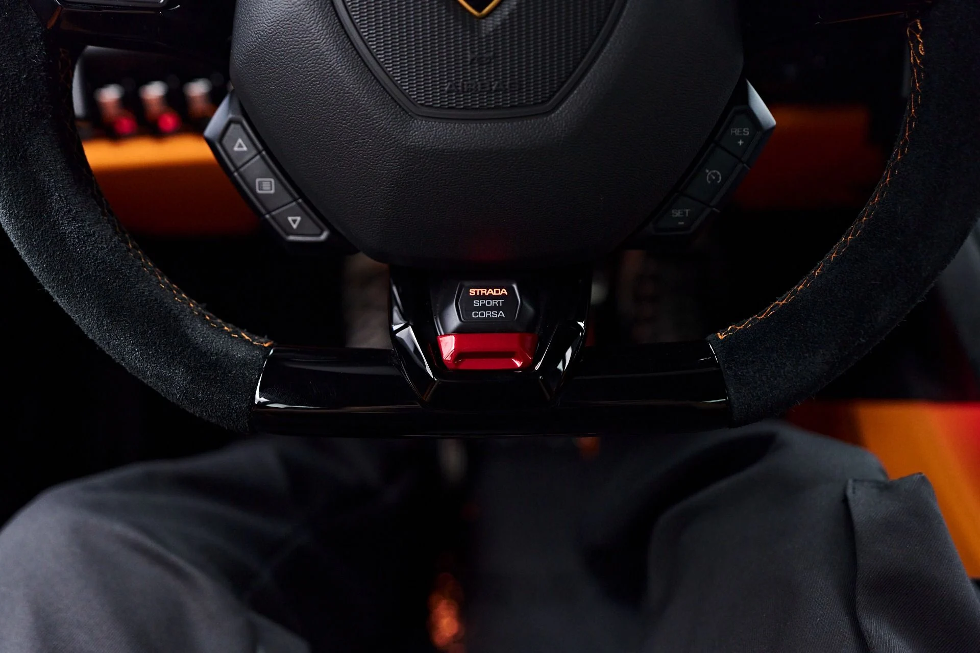 mph067_1192169409_Used_2022_Lamborghini_Huracan_EVO_Base_1755812444_f8643af424