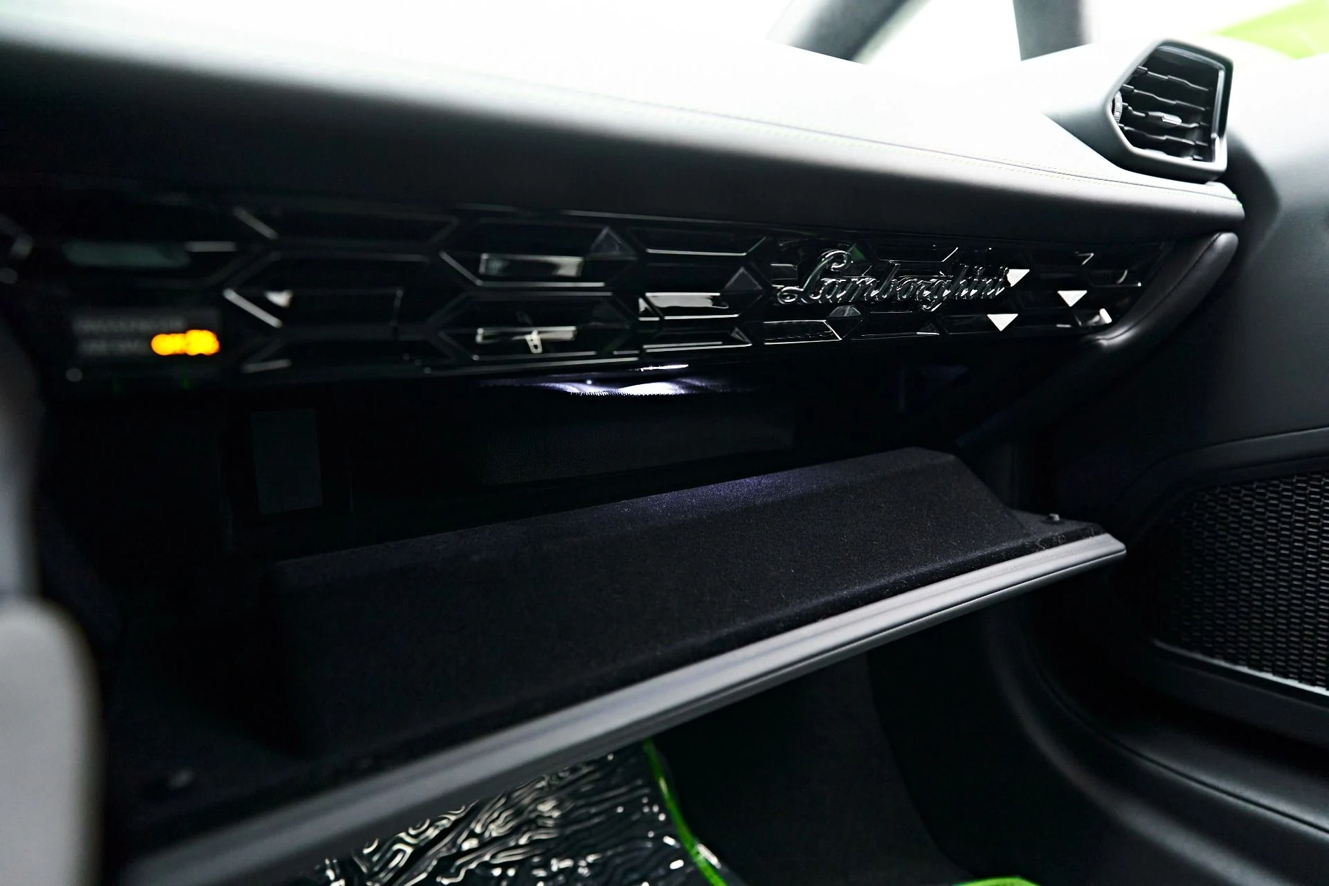 mph067_1575715277_Used_2021_Lamborghini_Huracan_EVO_Base_1709921789_6c629b33f6
