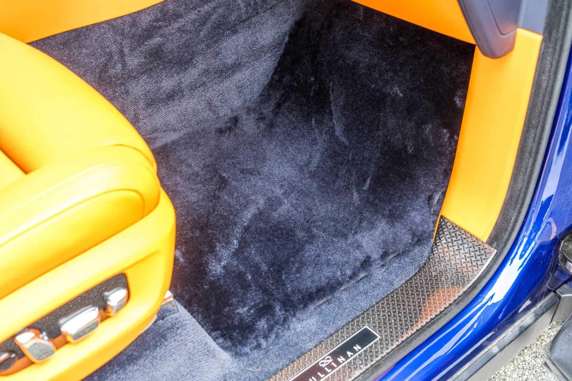 mph067_1691128200_Used_2023_Rolls_Royce_Black_Badge_Cullinan_1772494389_fc6089b201