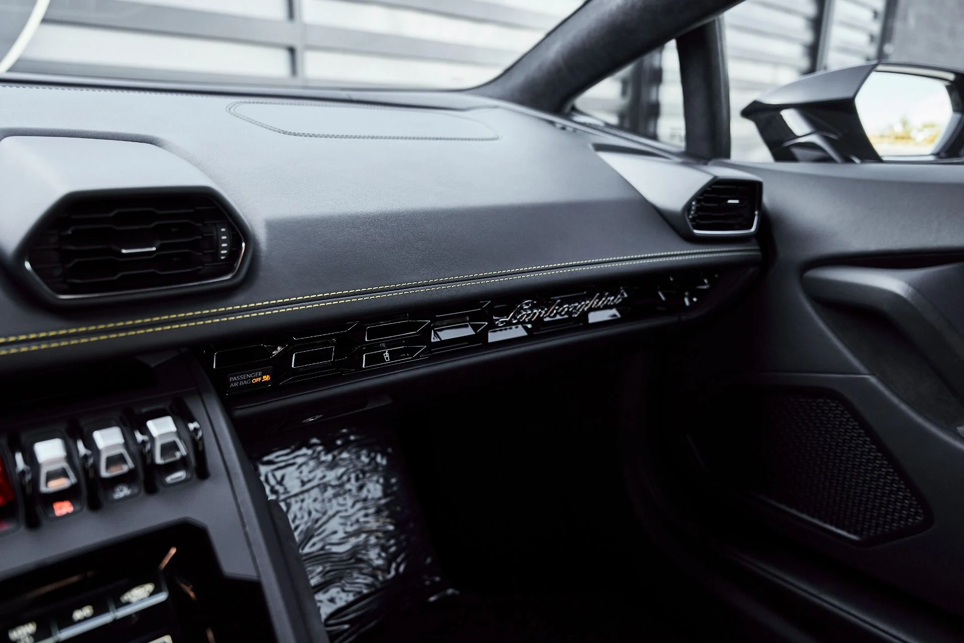 mph067_1716855004_Used_2021_Lamborghini_Huracan_EVO_Base_1774405057_34610a57cc