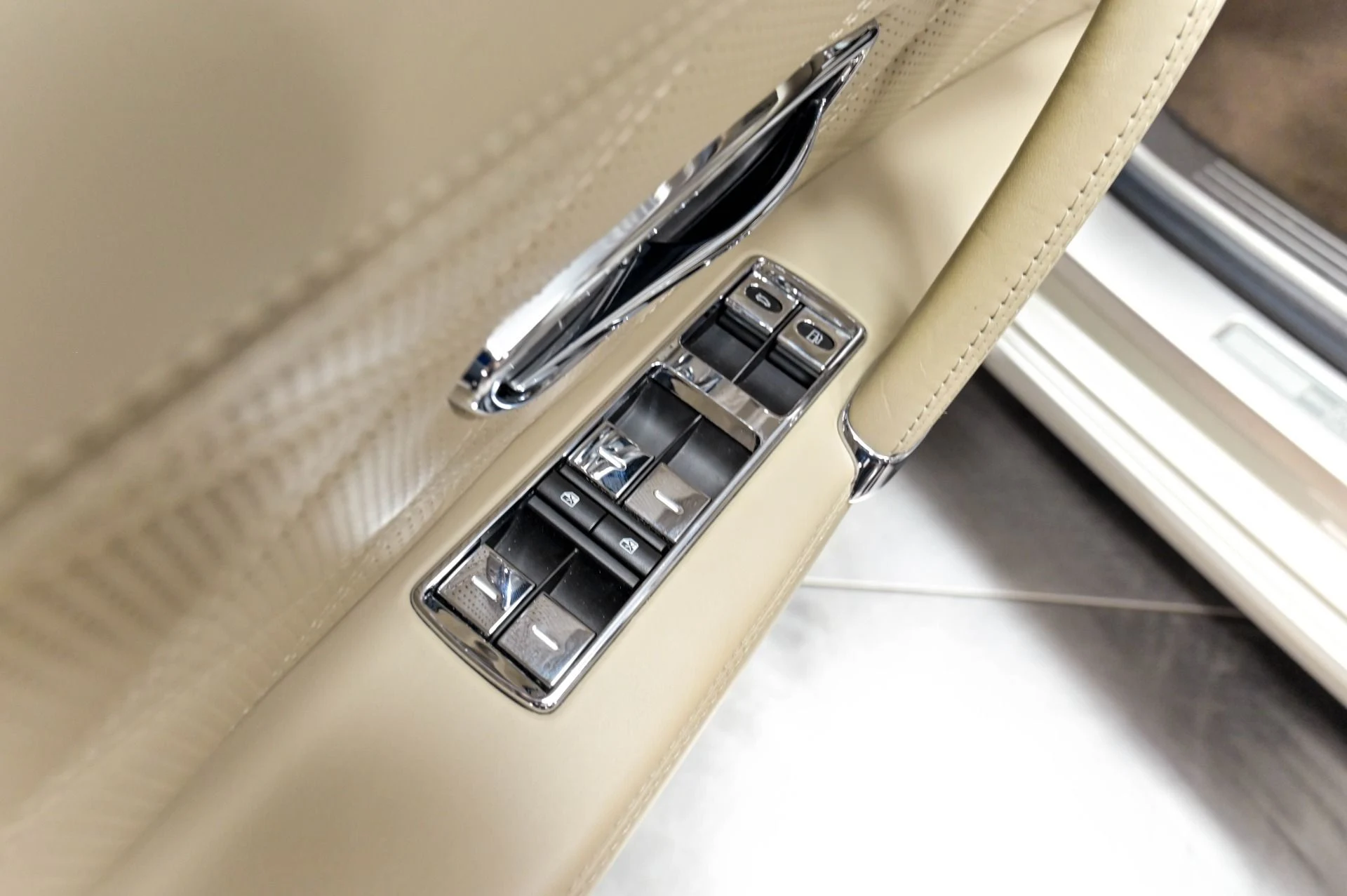 mph067_17955630_Used_2015_Bentley_Flying_Spur_W12_1784214578_7ad47e58eb