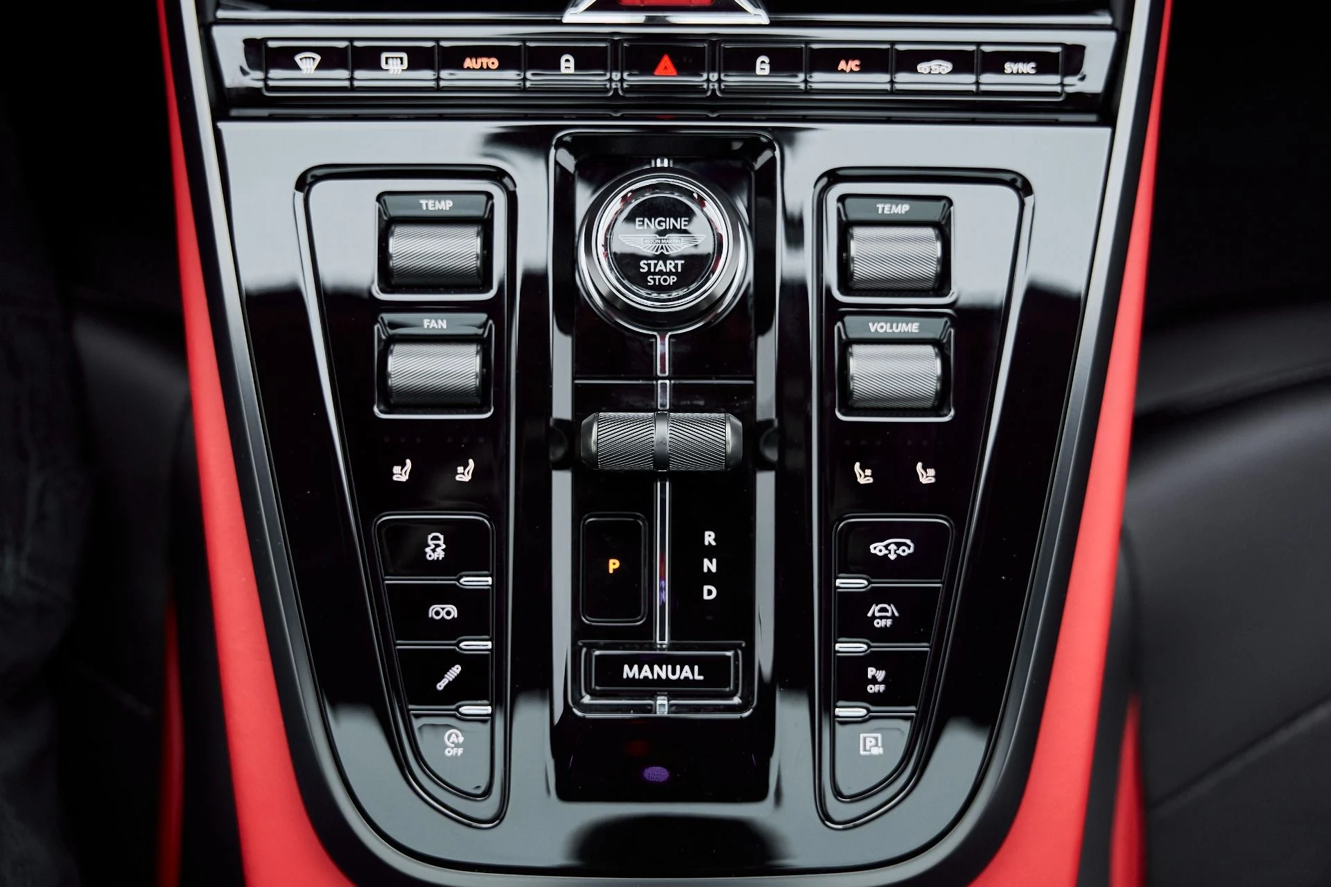 mph067_1812664104_Used_2025_Aston_Martin_DBX_707_1766785423_9a511febf6