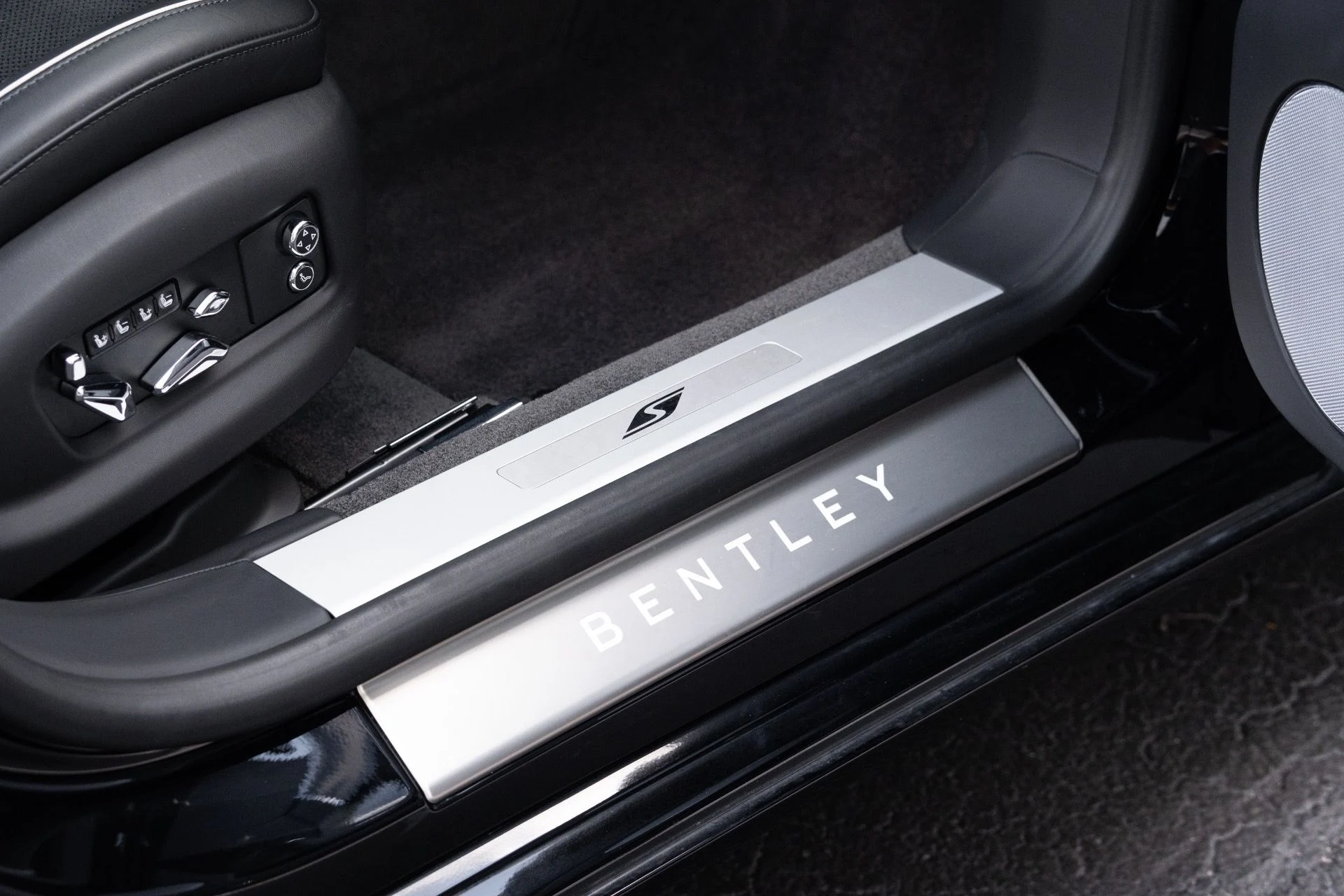 mph067_1853356882_Used_2023_Bentley_Flying_Spur_S_V8_1778782784_e4edd75bea