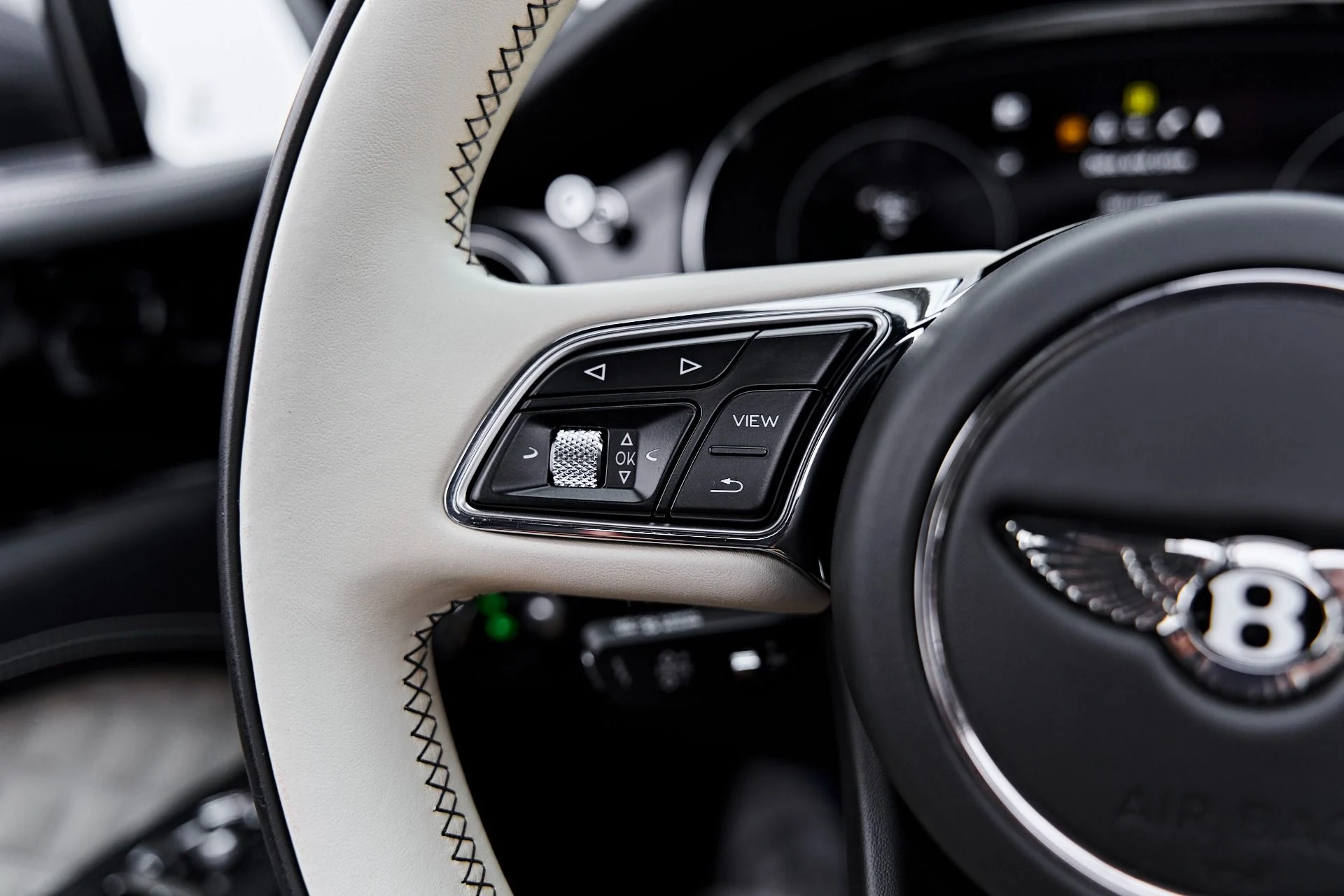 mph067_2049681400_Used_2022_Bentley_Bentayga_V8_1791935801_f318437e2b