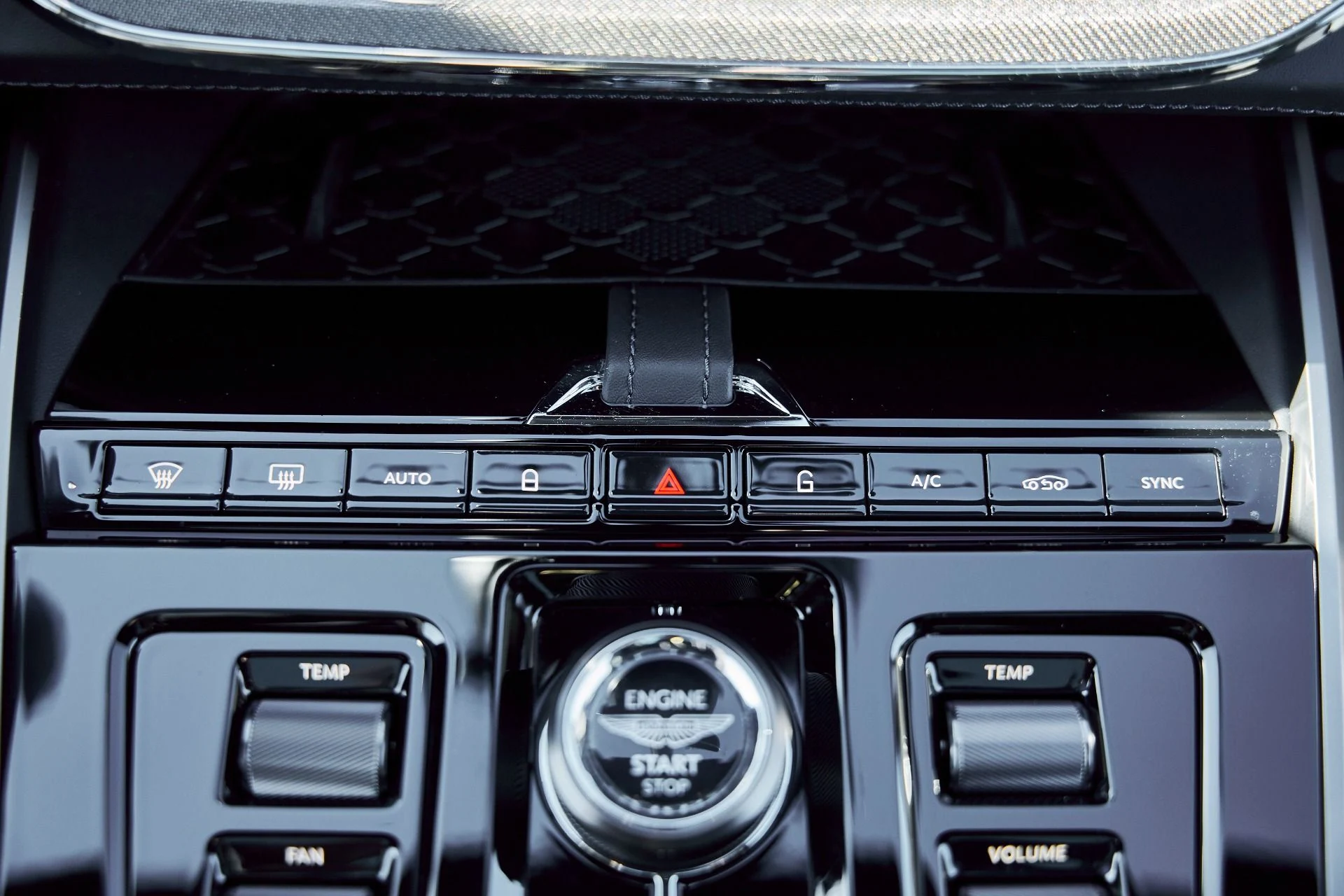 mph067_2090386957_Used_2025_Aston_Martin_DBX_707_1767063270_a8fdfe5240