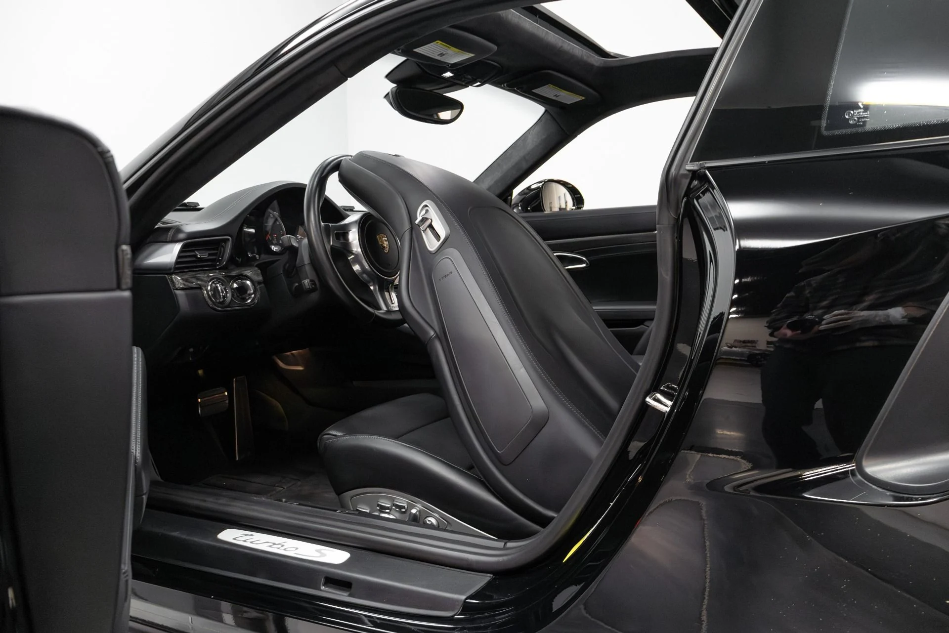 mph067_2158819208_Used_2015_Porsche_911_Turbo_S_1761834686_bf498ffc33