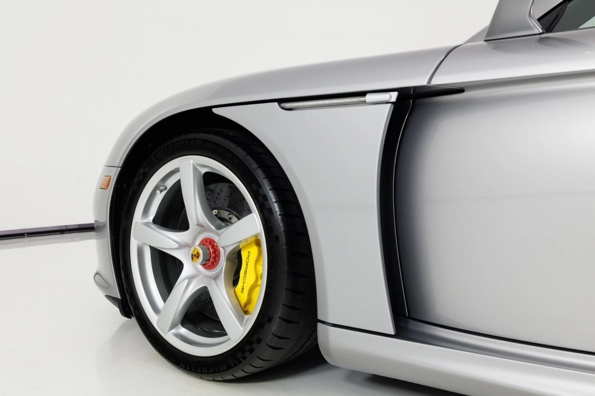 mph067_2287087402_Used_2004_Porsche_Carrera_GT_1780433585_e19b062394