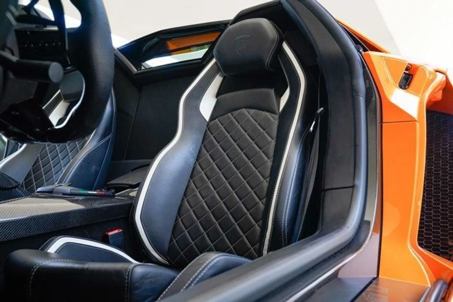 mph067_2434055543_used_2018_lamborghini_aventador_sroadster_14354_22897283_68_640_499f2b99cf