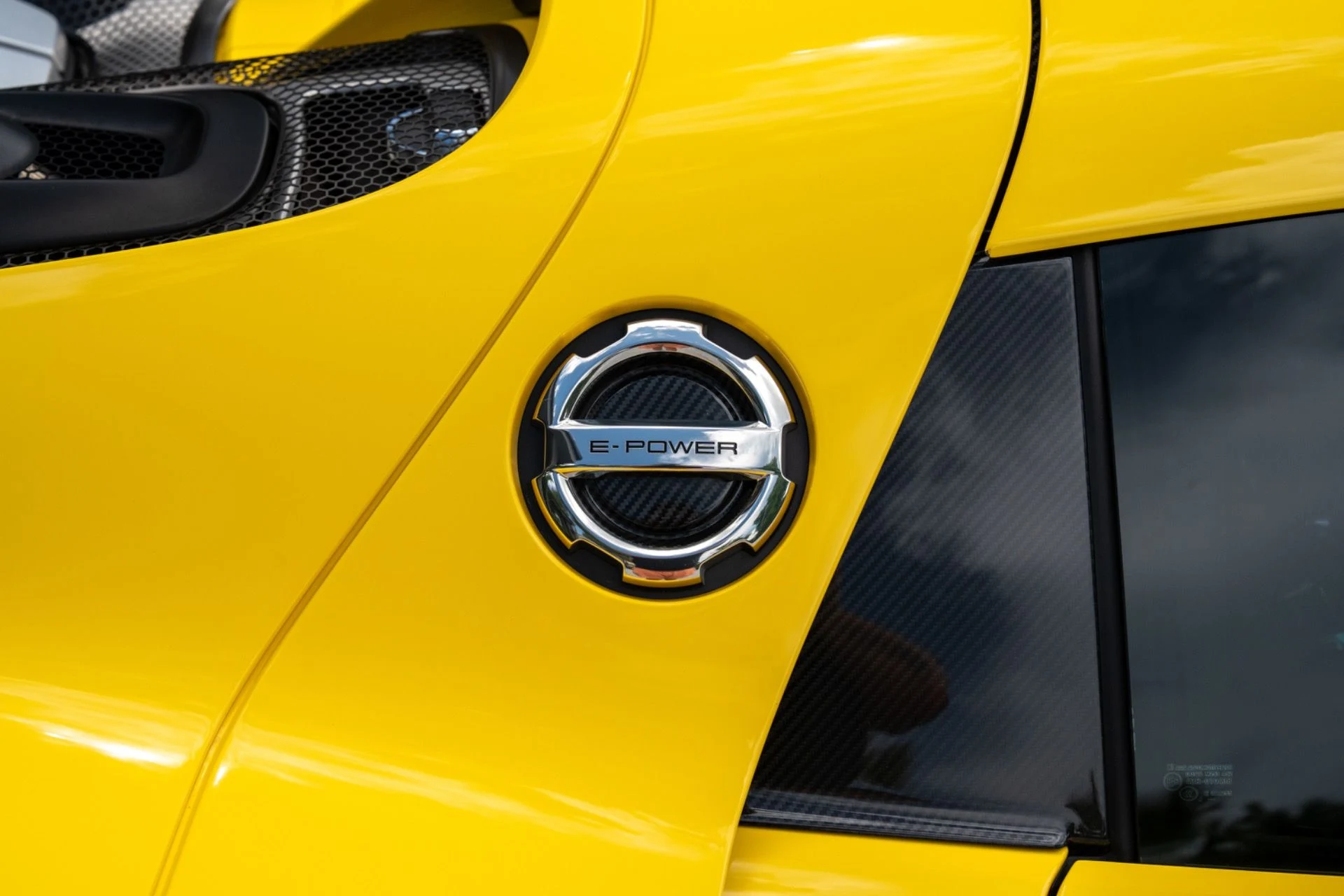 mph067_2583266624_Used_2015_Porsche_918_Spyder_1782406261_4fc68394c1
