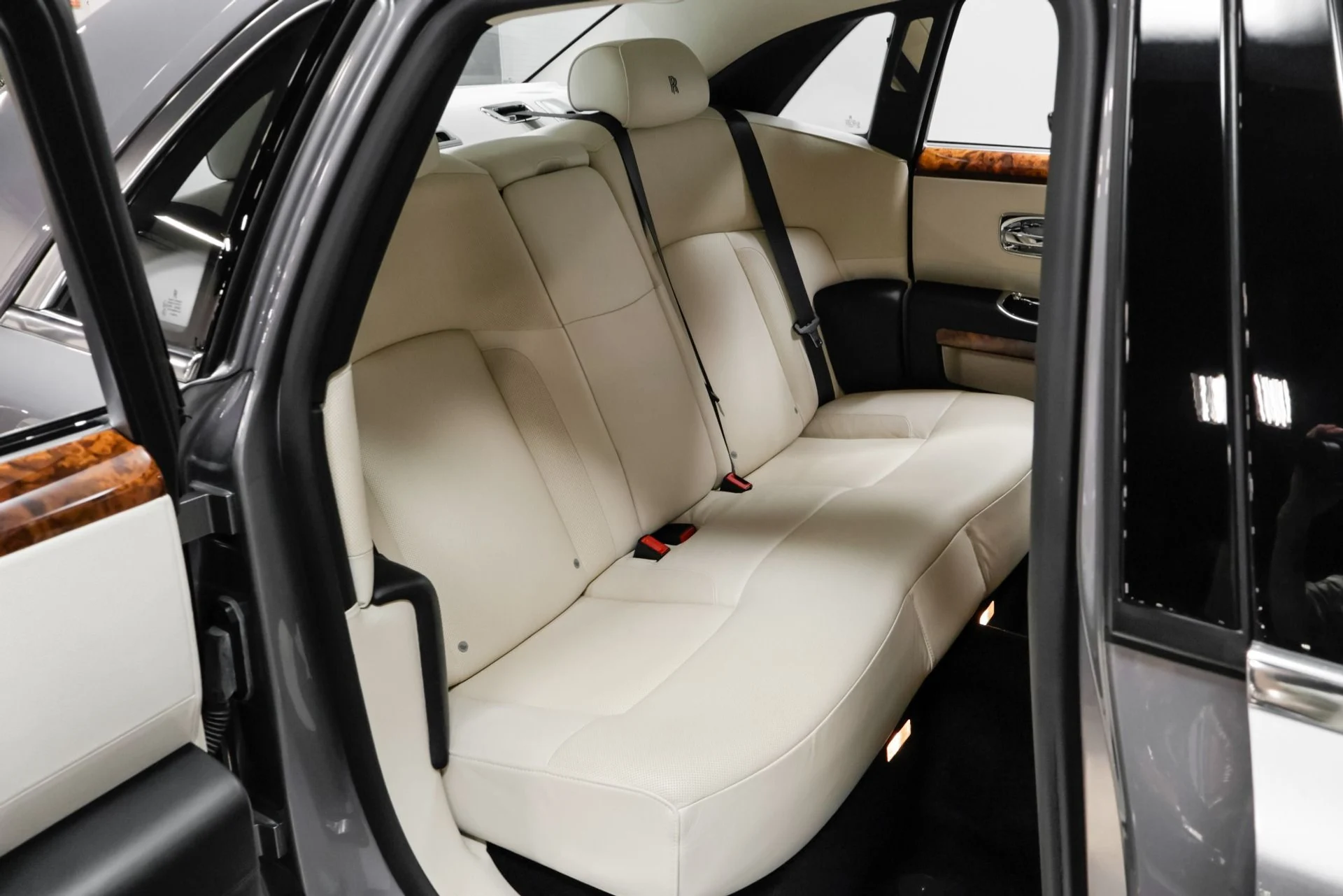 mph067_2834812637_Used_2010_Rolls_Royce_Ghost_1762979242_68223eaa80