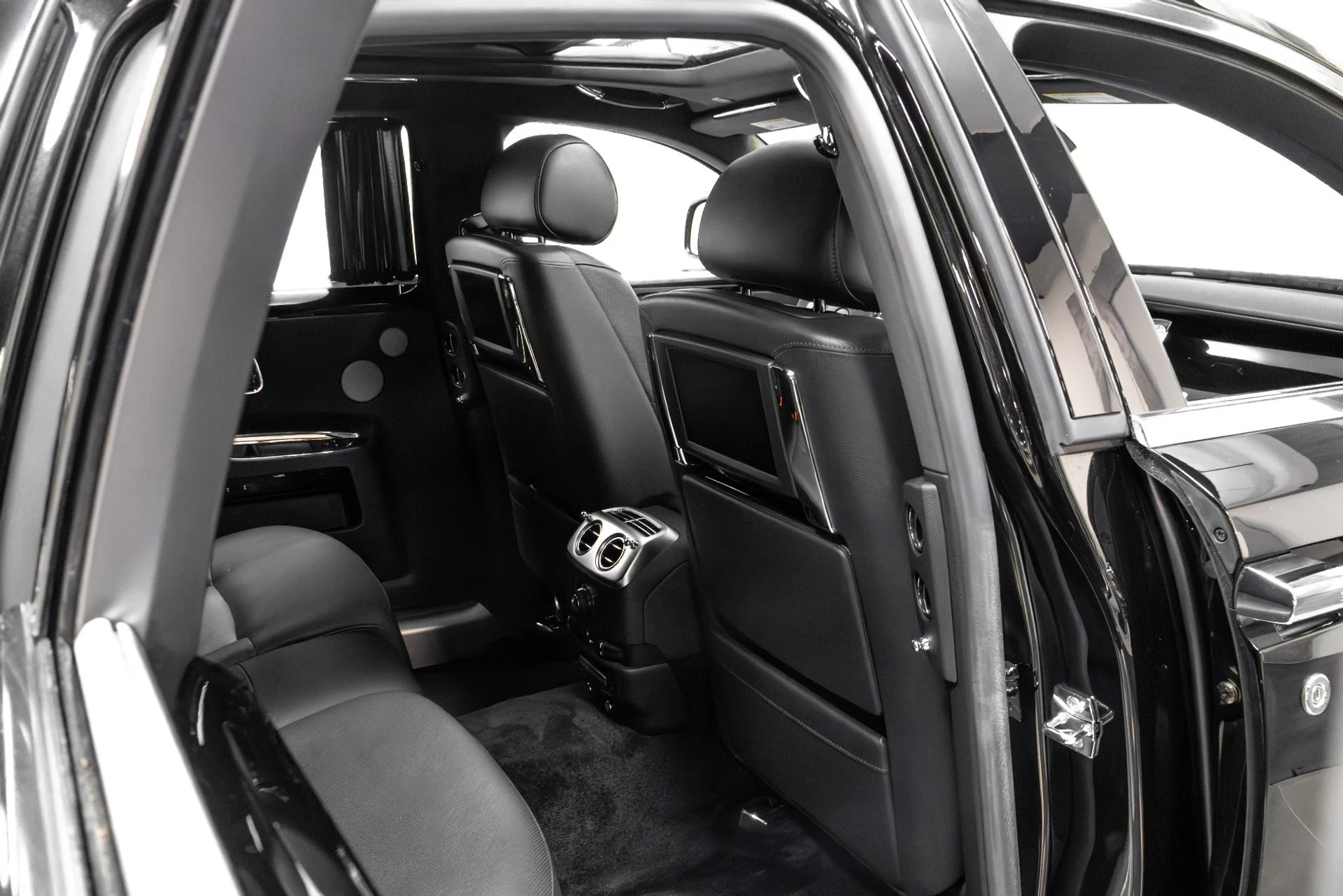 mph067_2853555878_Used_2011_Rolls_Royce_Ghost_Base_1762877304_db732e6e8a