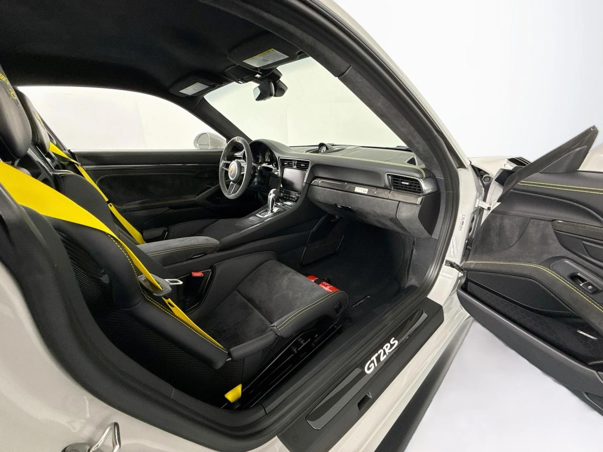 mph067_29136772_Used_2018_Porsche_911_GT_2_RS_1790873198_f31308cb5b