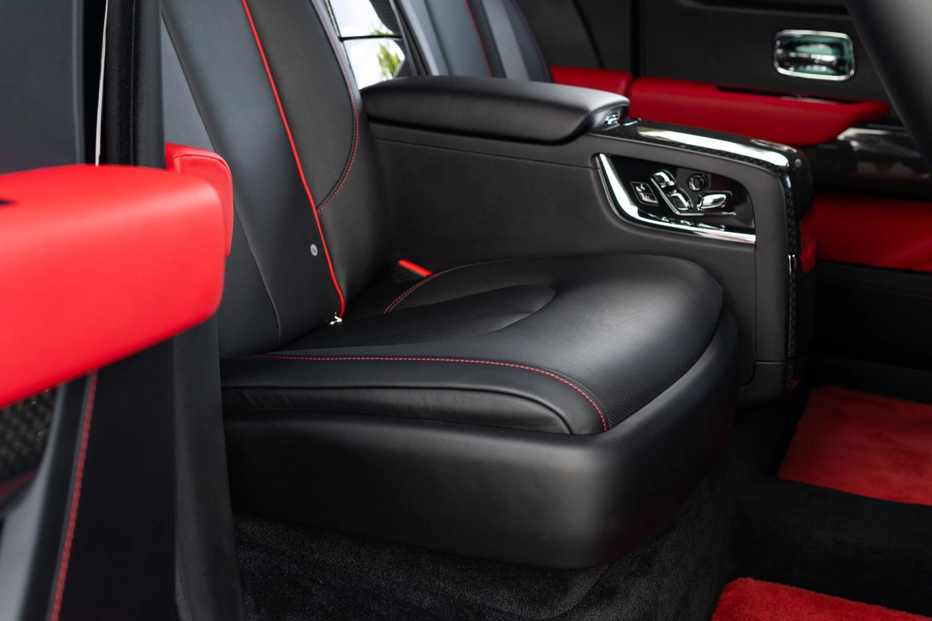 mph067_3010095995_Used_2022_Rolls_Royce_Black_Badge_Cullinan_1776130970_0acc9b00c8