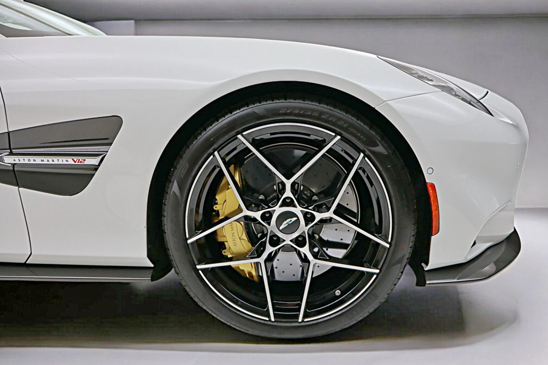 mph067_3131546565_New_2026_Aston_Martin_Vanquish_Volante_ada17bb991