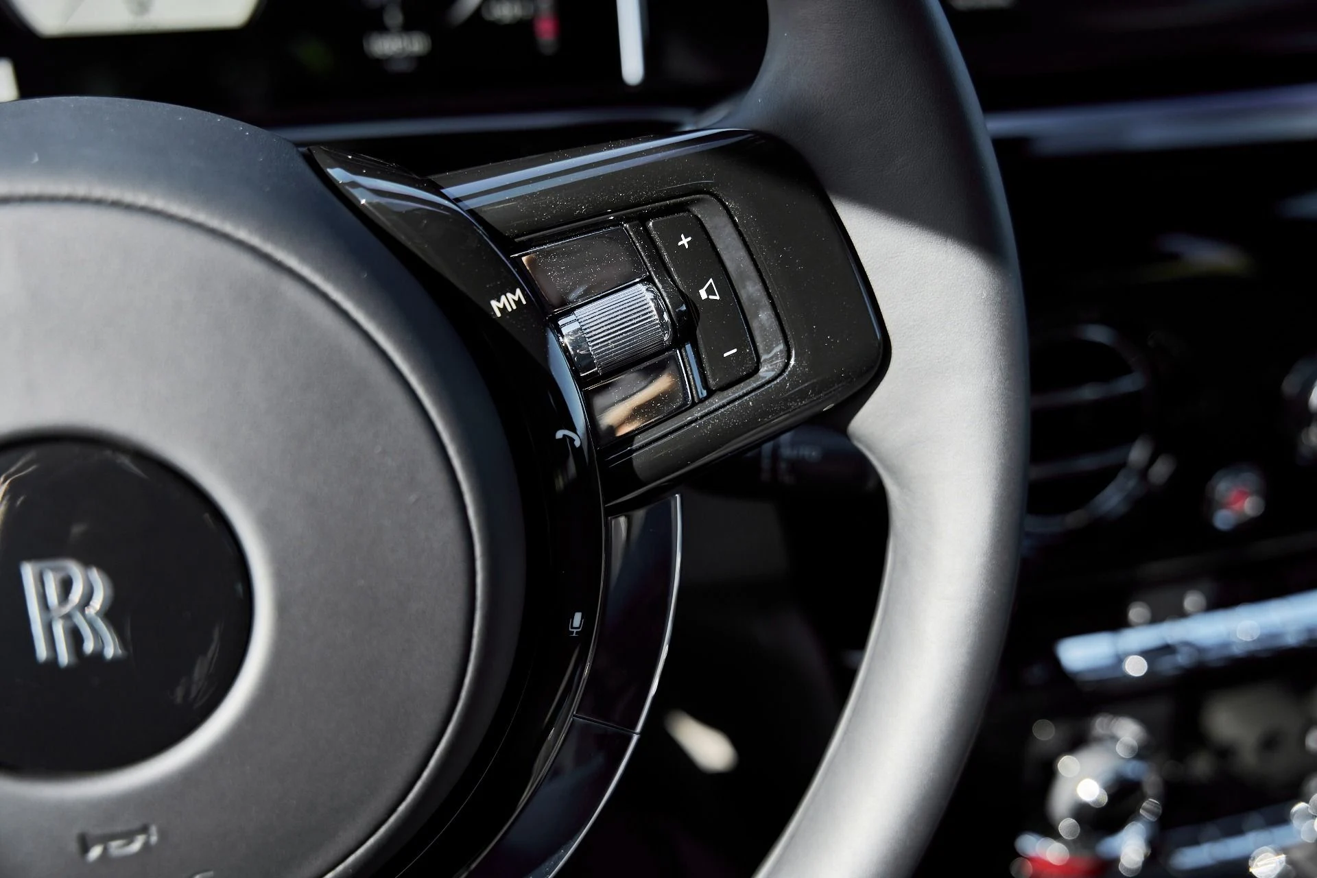 mph067_3195195008_Used_2025_Rolls_Royce_Phantom_Base_1769481005_e36fdd73fc