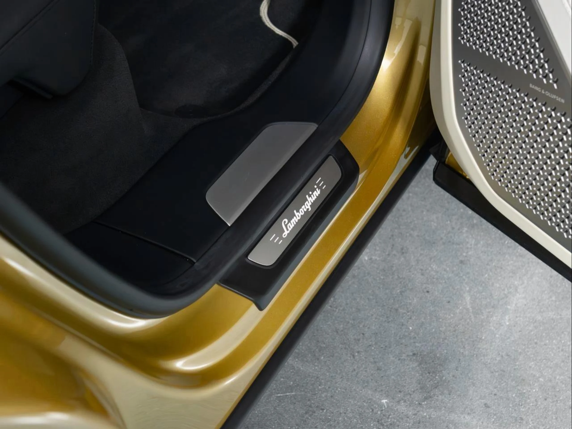 mph067_3243933188_Used_2023_Lamborghini_Urus_S_1784925076_c55746b519