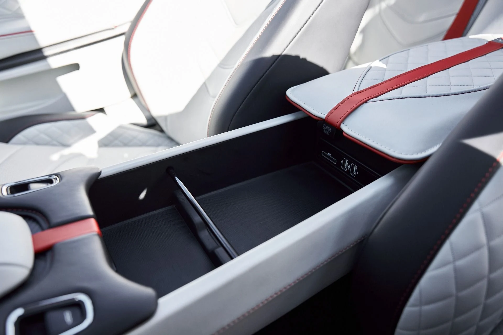 mph067_3269950283_Used_2023_Aston_Martin_DBS_Volante_1768877032_6e38f604b2