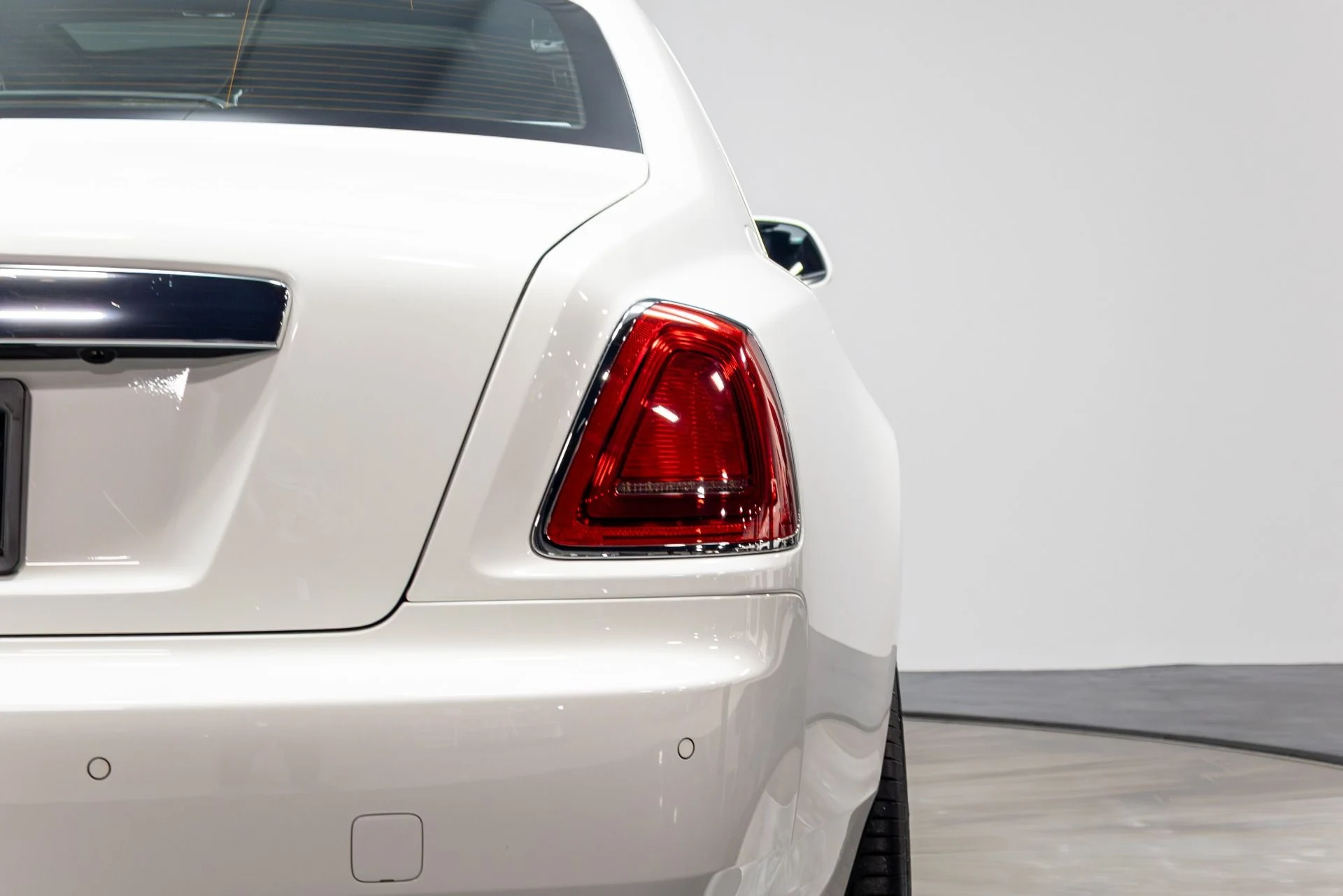 mph067_3483625892_Used_2016_Rolls_Royce_Ghost_1775019332_5d3e976807