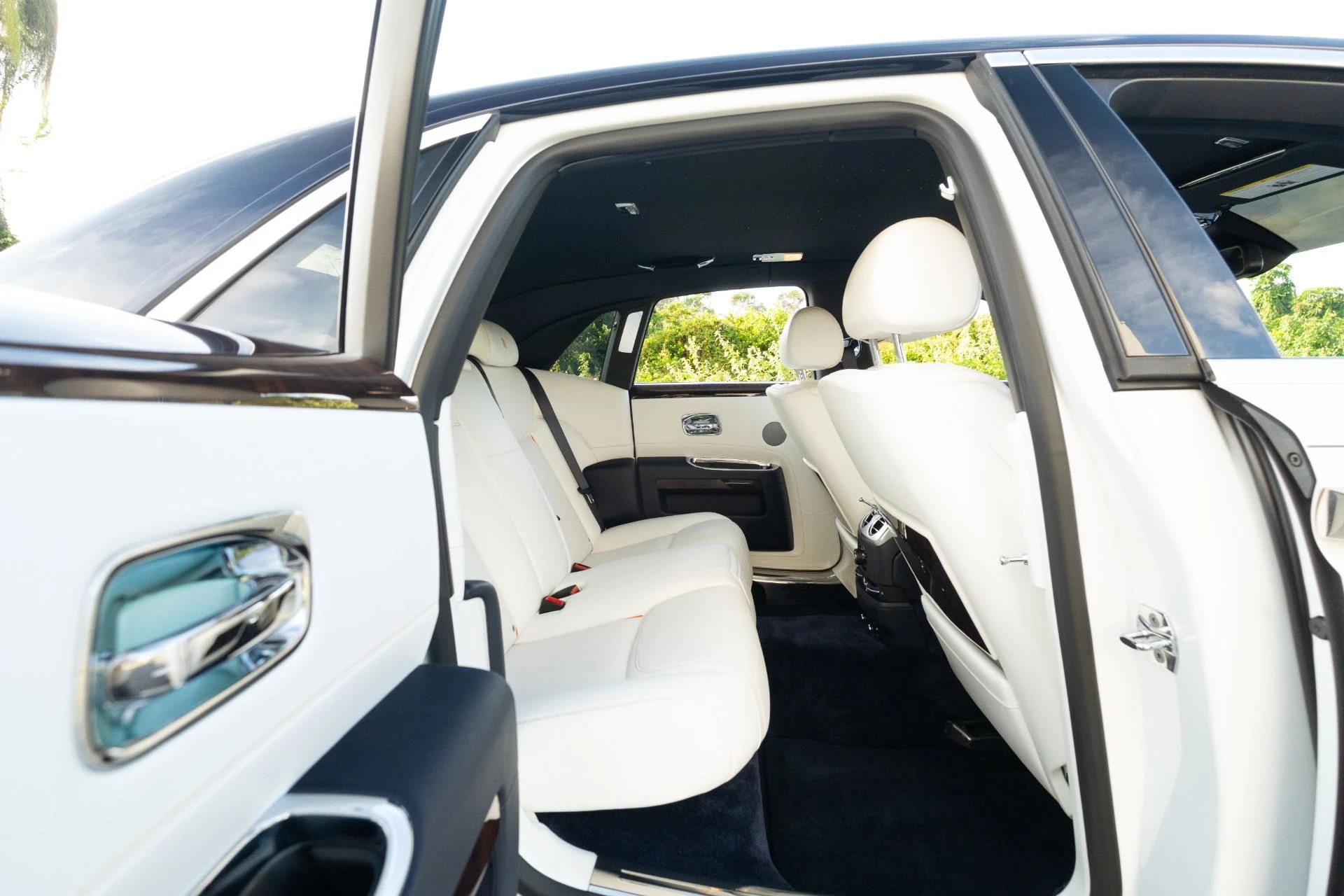 mph067_356231457_Used_2018_Rolls_Royce_Ghost_1765824060_7a55b574d4