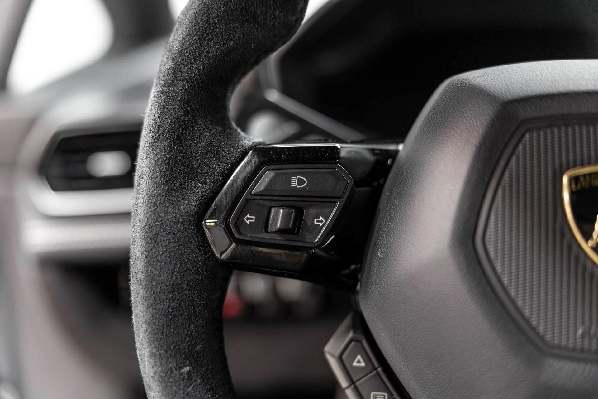 mph067_3757340426_Used_2017_Lamborghini_Huracan_1765410503_a16987afe5