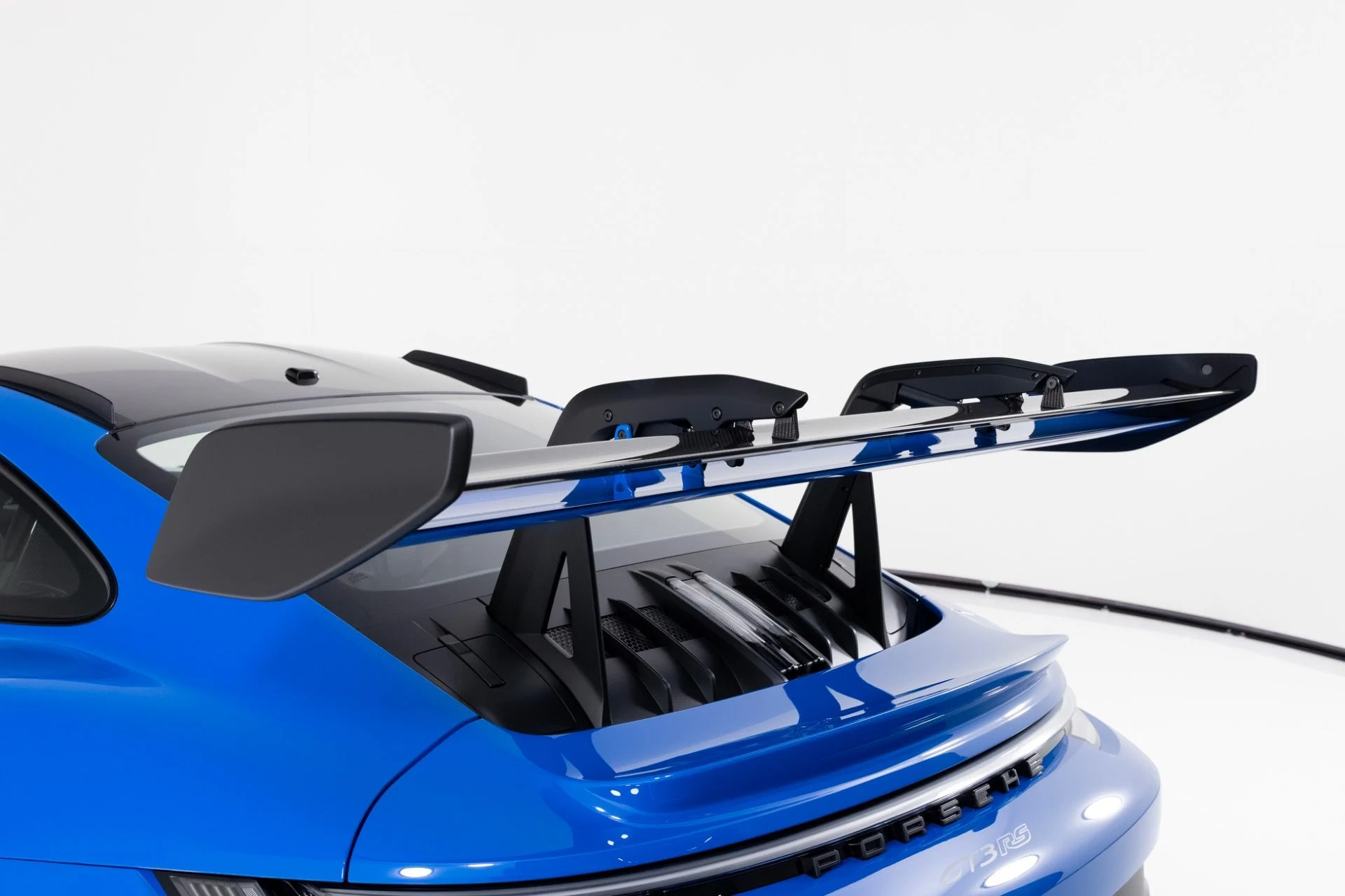 mph067_3872048887_Used_2025_Porsche_911_GT_3_RS_1765482763_2400a3266a