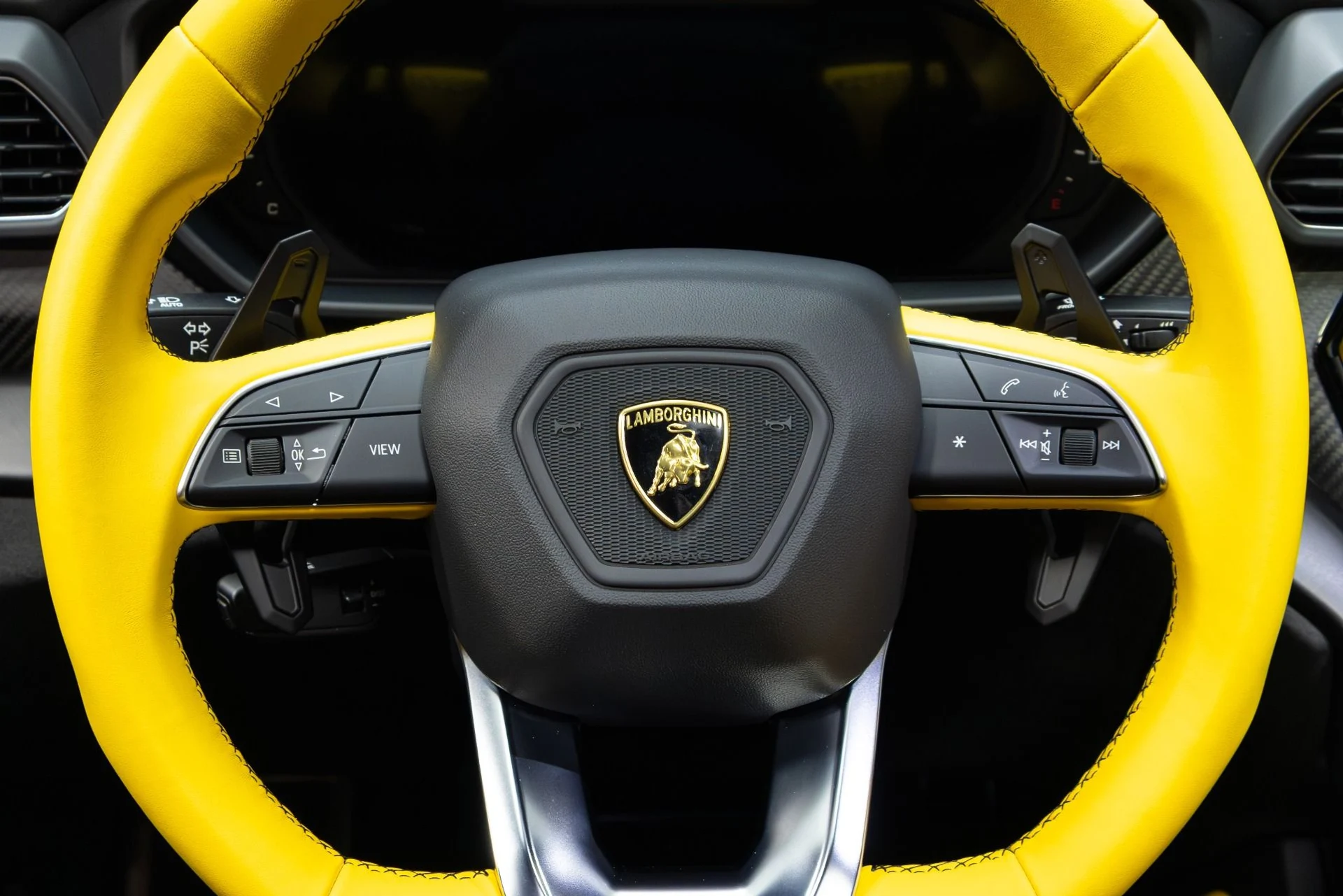 mph067_4002320698_Used_2022_Lamborghini_Urus_Graphite_Capsule_1775757245_440c00b99c