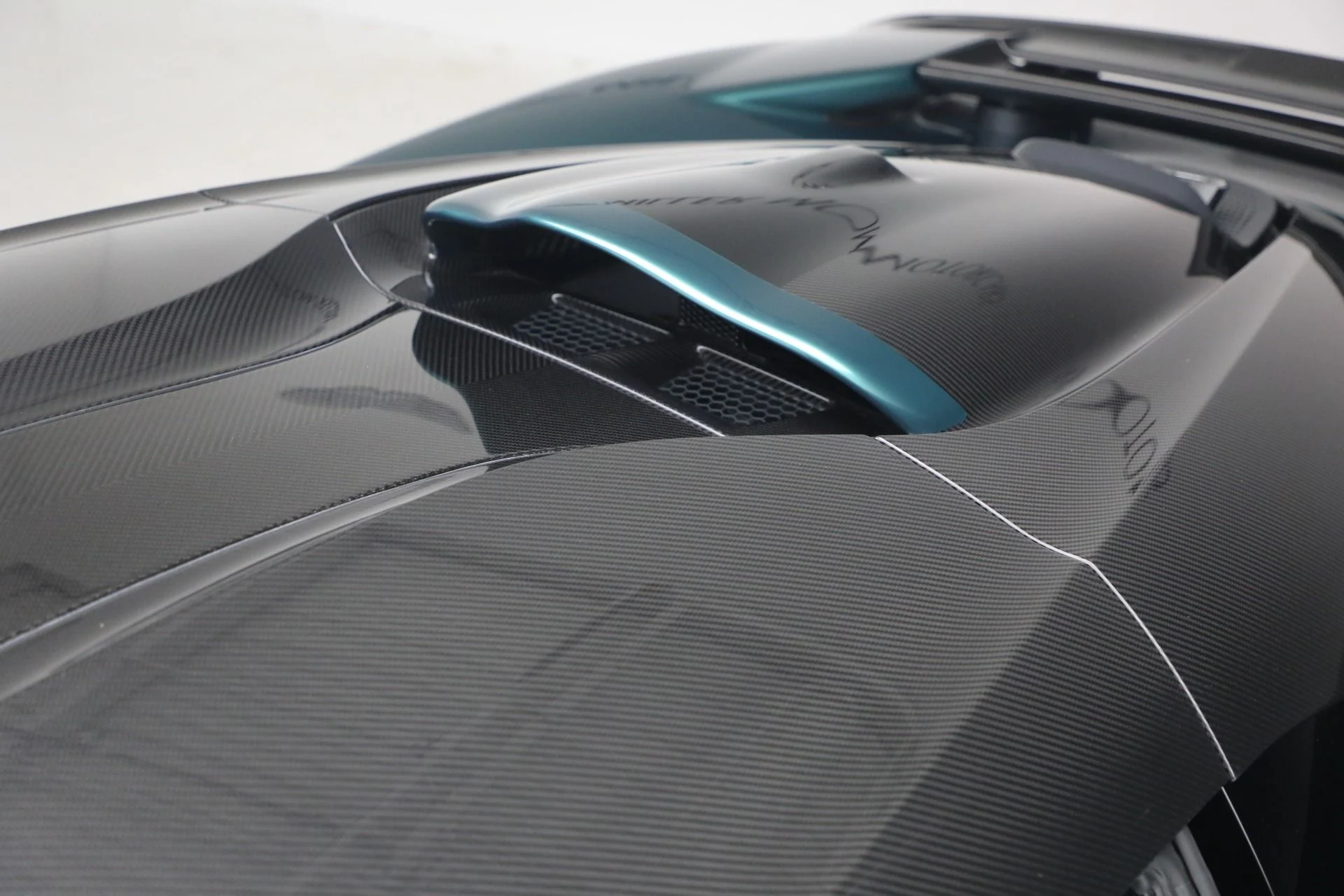 mph068_1133297244_New_2026_Aston_Martin_Valhalla_1779312567_b3bf6cfb04
