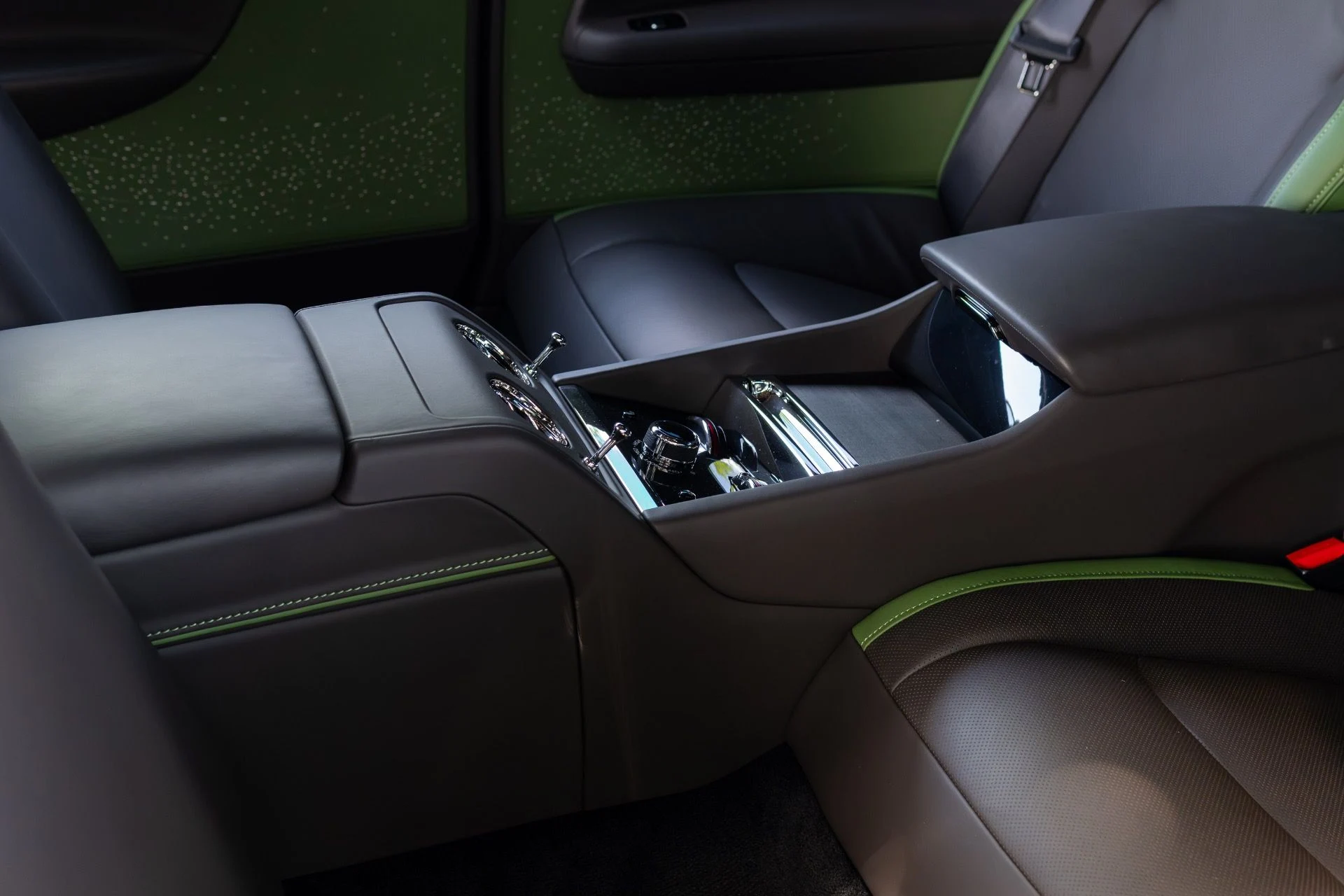 mph068_1136031619_Used_2024_Rolls_Royce_Spectre_1775023108_b857a8d2b2