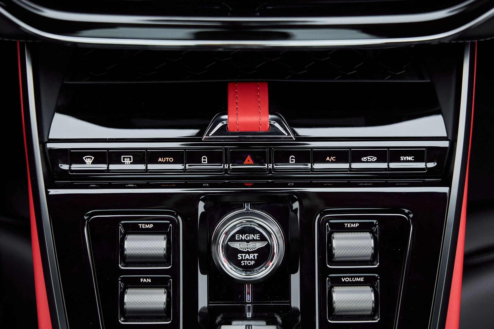 mph068_1279631058_Used_2025_Aston_Martin_DBX_707_1766785425_76c67a8623