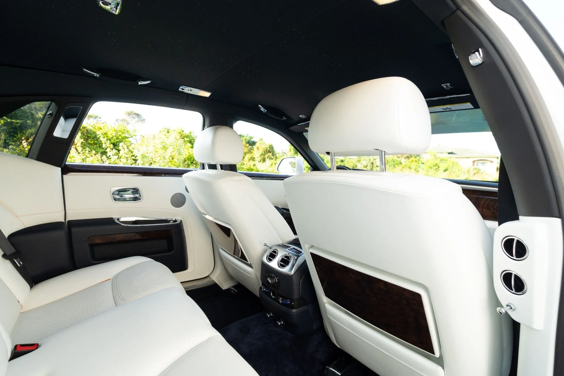 mph068_1286966590_Used_2018_Rolls_Royce_Ghost_1765824060_0725842152