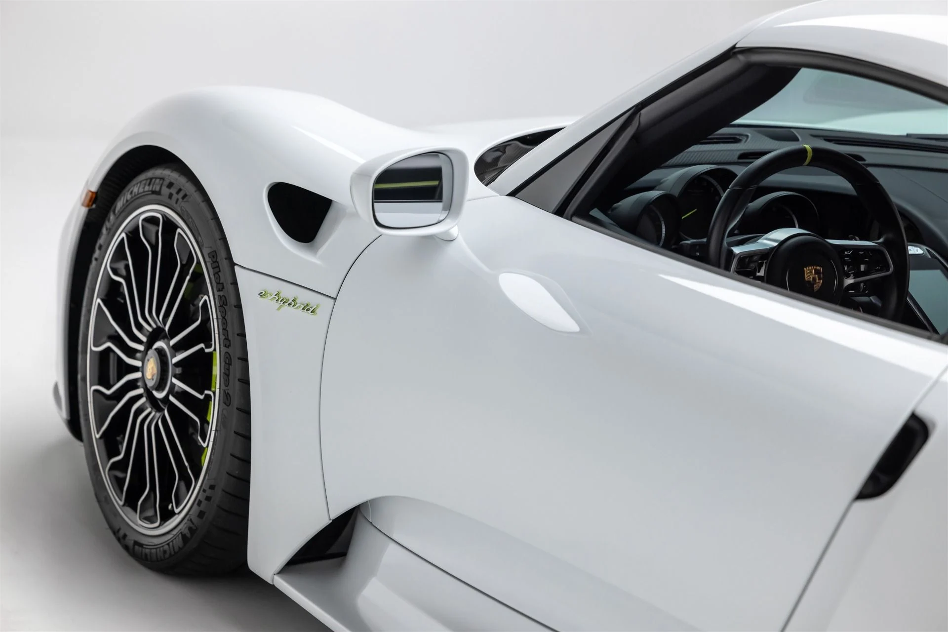 mph068_1302907718_Used_2015_Porsche_918_Spyder_1740676476_5be7451136