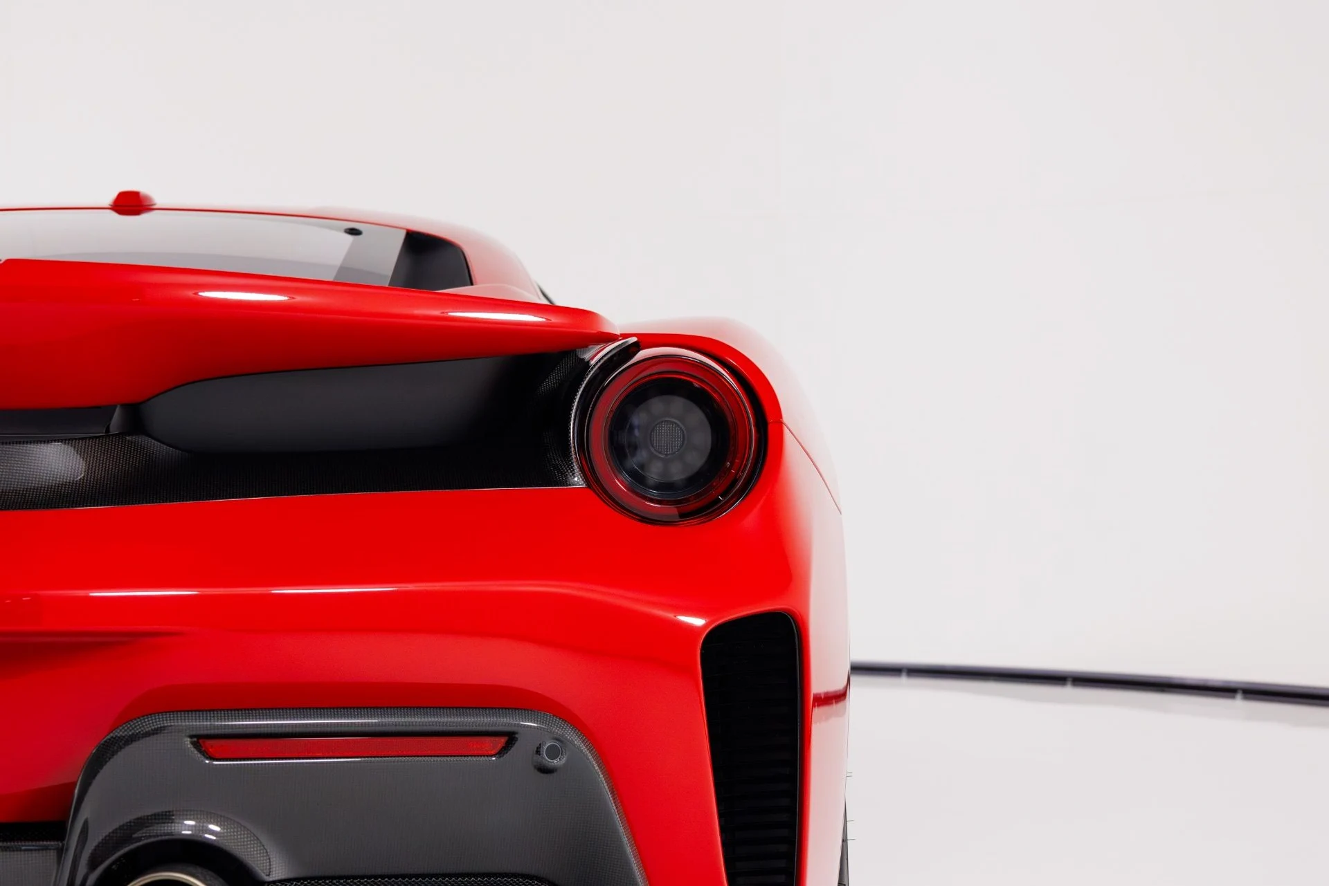 mph068_1442125595_Used_2019_Ferrari_488_Pista_1771977535_63d2b9185b