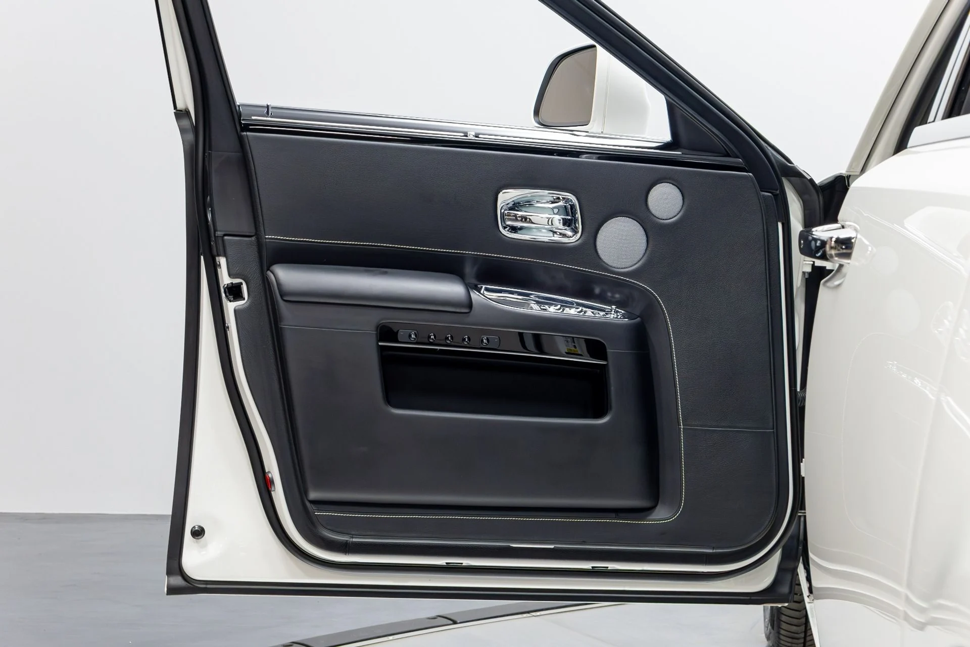 mph068_1793279629_Used_2016_Rolls_Royce_Ghost_1775019332_94d6939b79