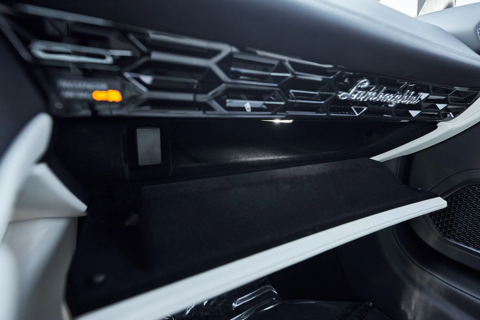 mph068_1800737556_Used_2022_Lamborghini_Huracan_EVO_Base_1761947457_2aed2312bc