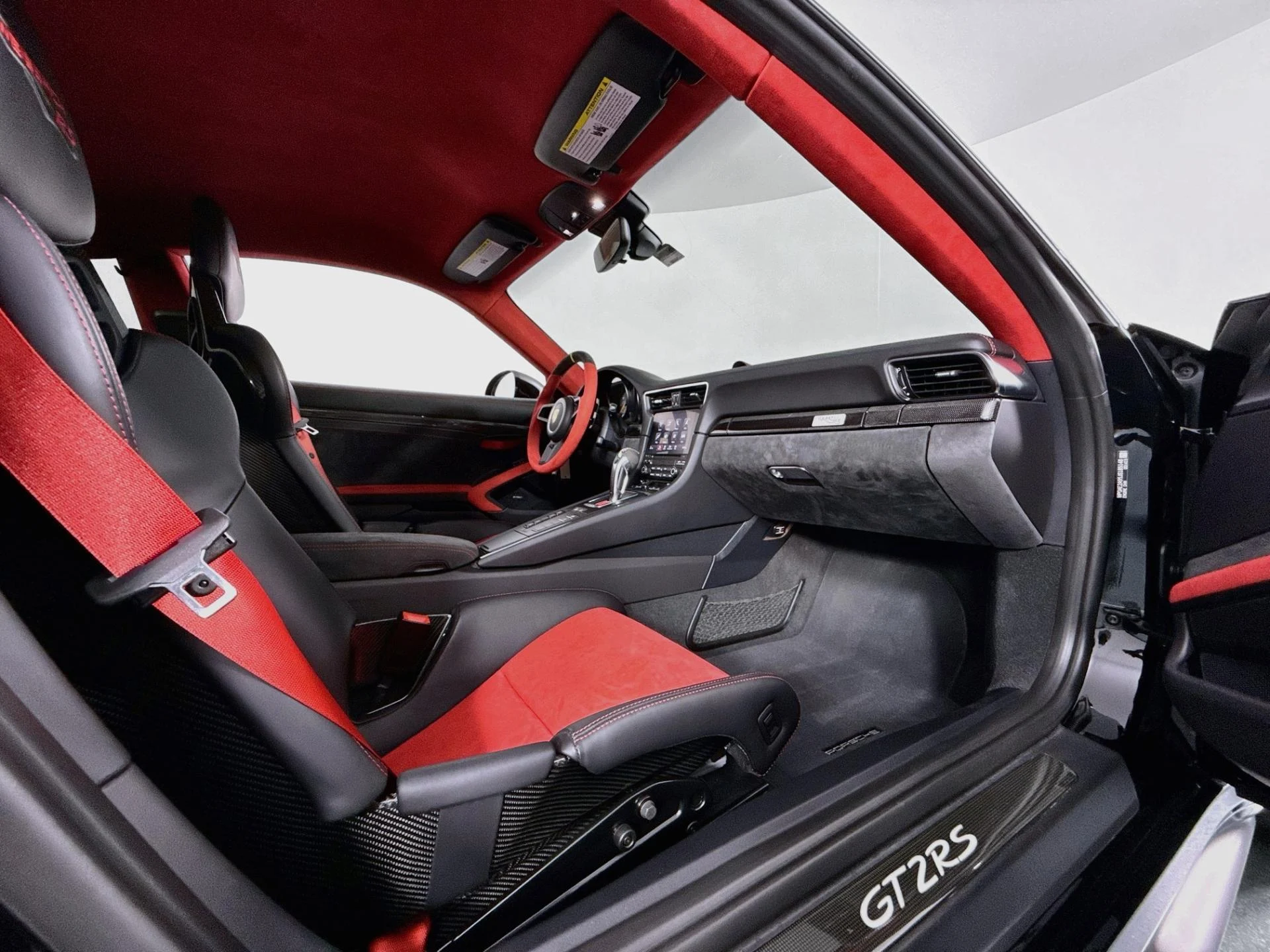 mph068_1807576777_Used_2018_Porsche_911_GT_2_RS_1785886196_868fcece21