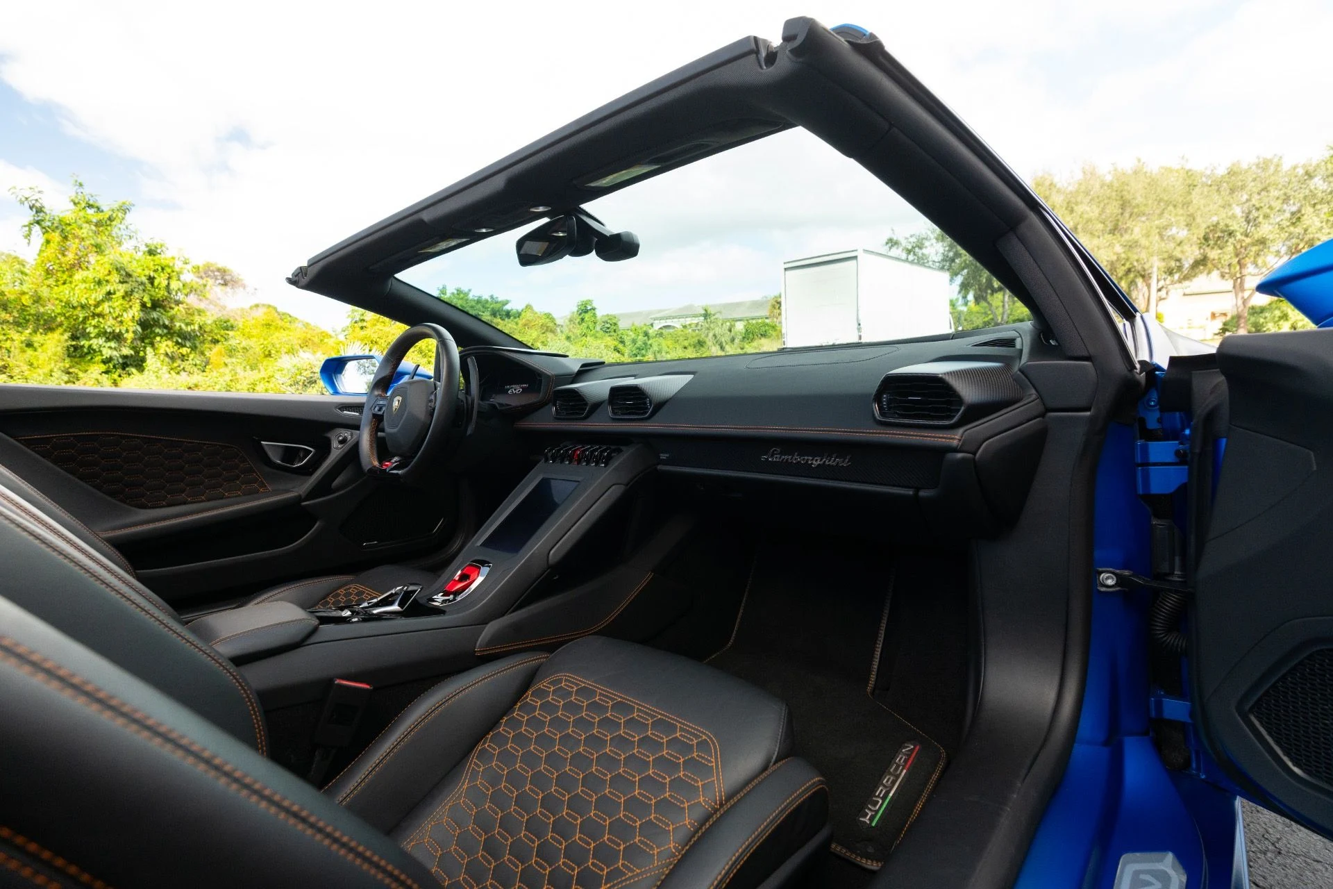 mph068_1901555472_Used_2023_Lamborghini_Huracan_EVO_Spyder_1763055485_2935aae9d1