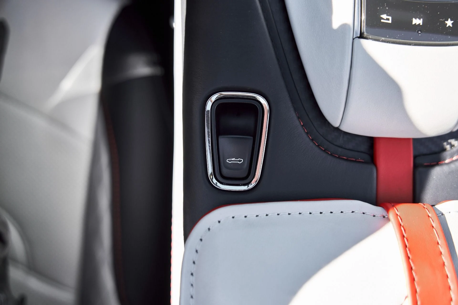 mph068_1910810541_Used_2023_Aston_Martin_DBS_Volante_1768877034_11d6796962