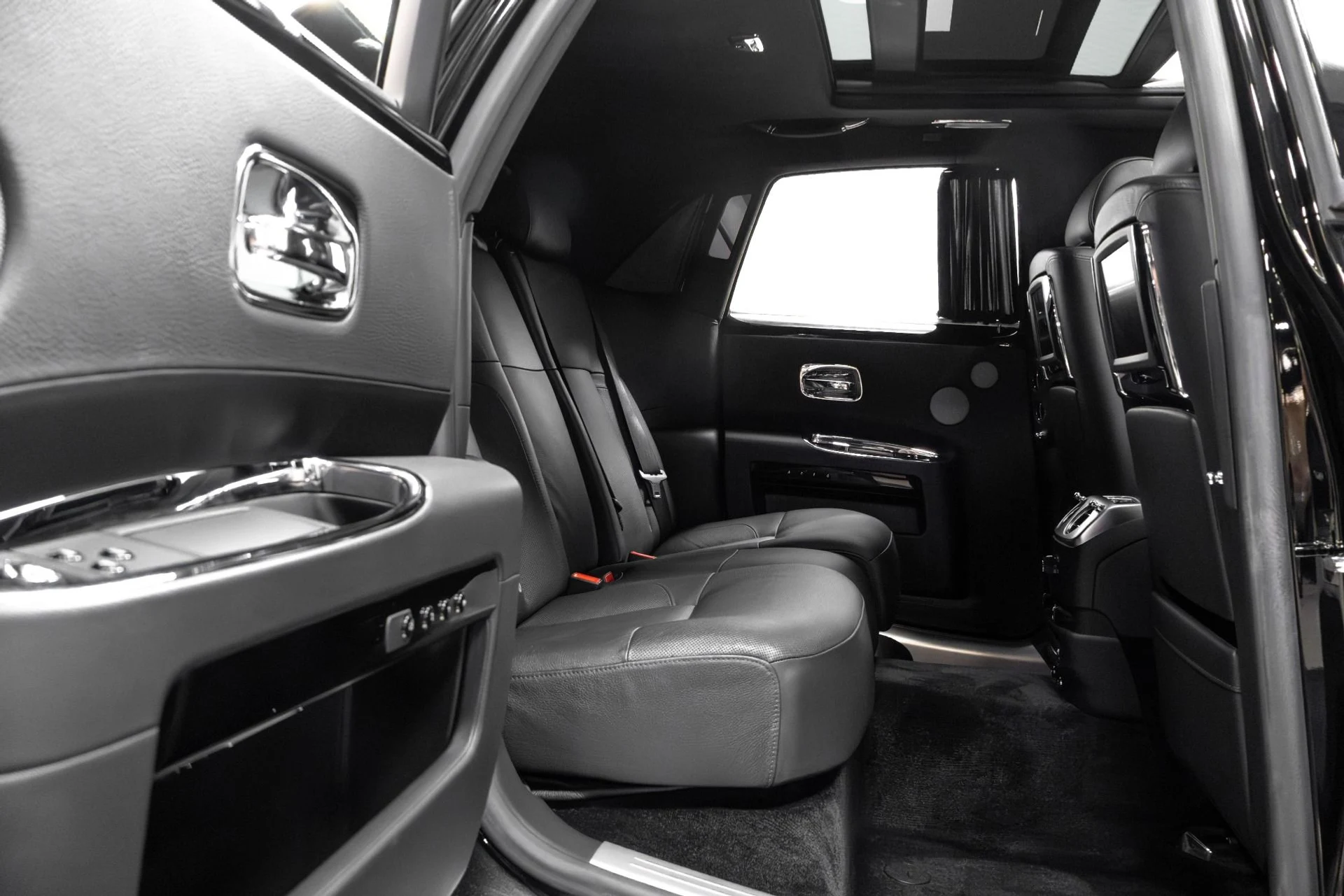 mph068_2010865720_Used_2011_Rolls_Royce_Ghost_Base_1762877304_4b5e25598a