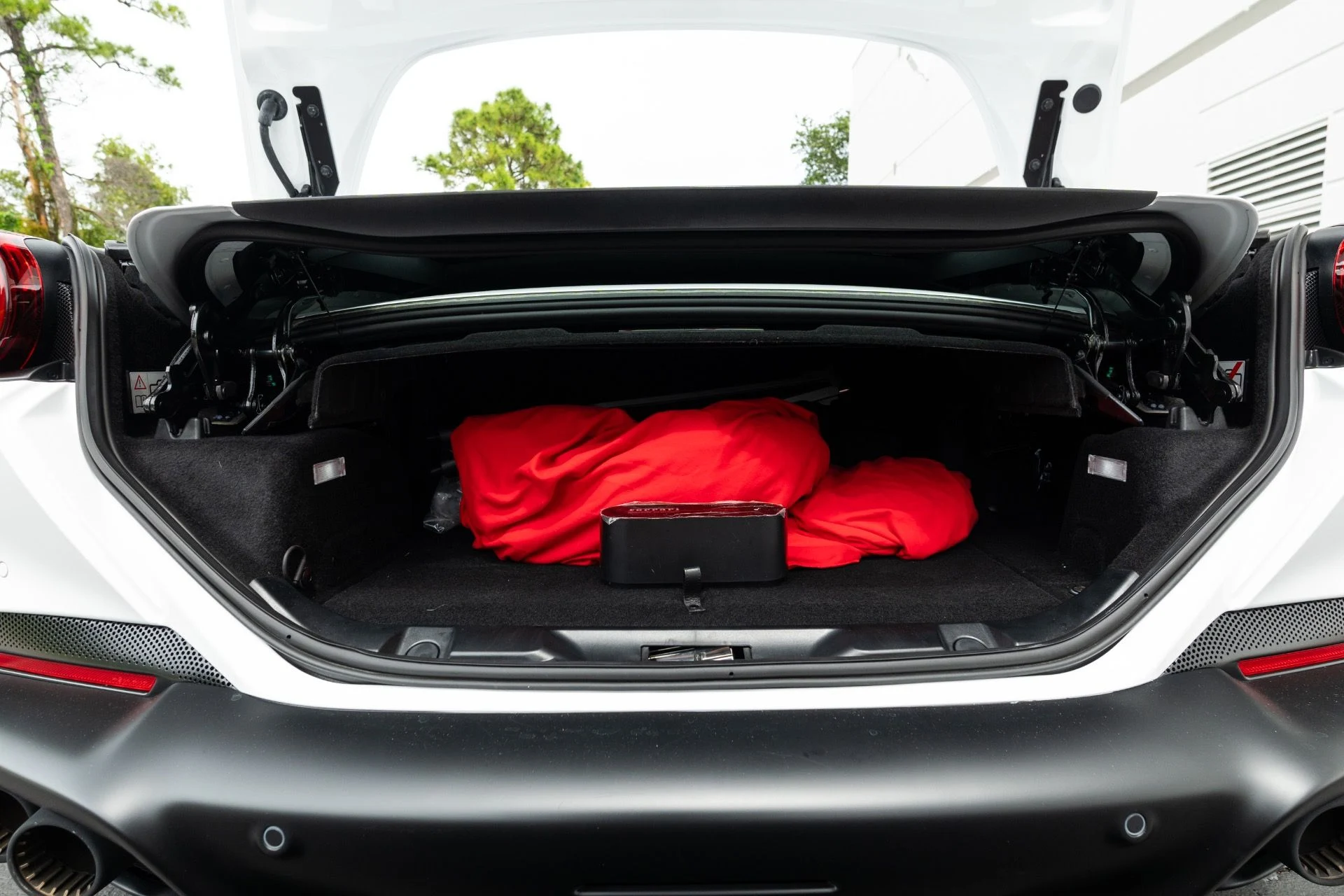 mph068_2111004719_Used_2023_Ferrari_Portofino_M_1775657761_54ee528d35