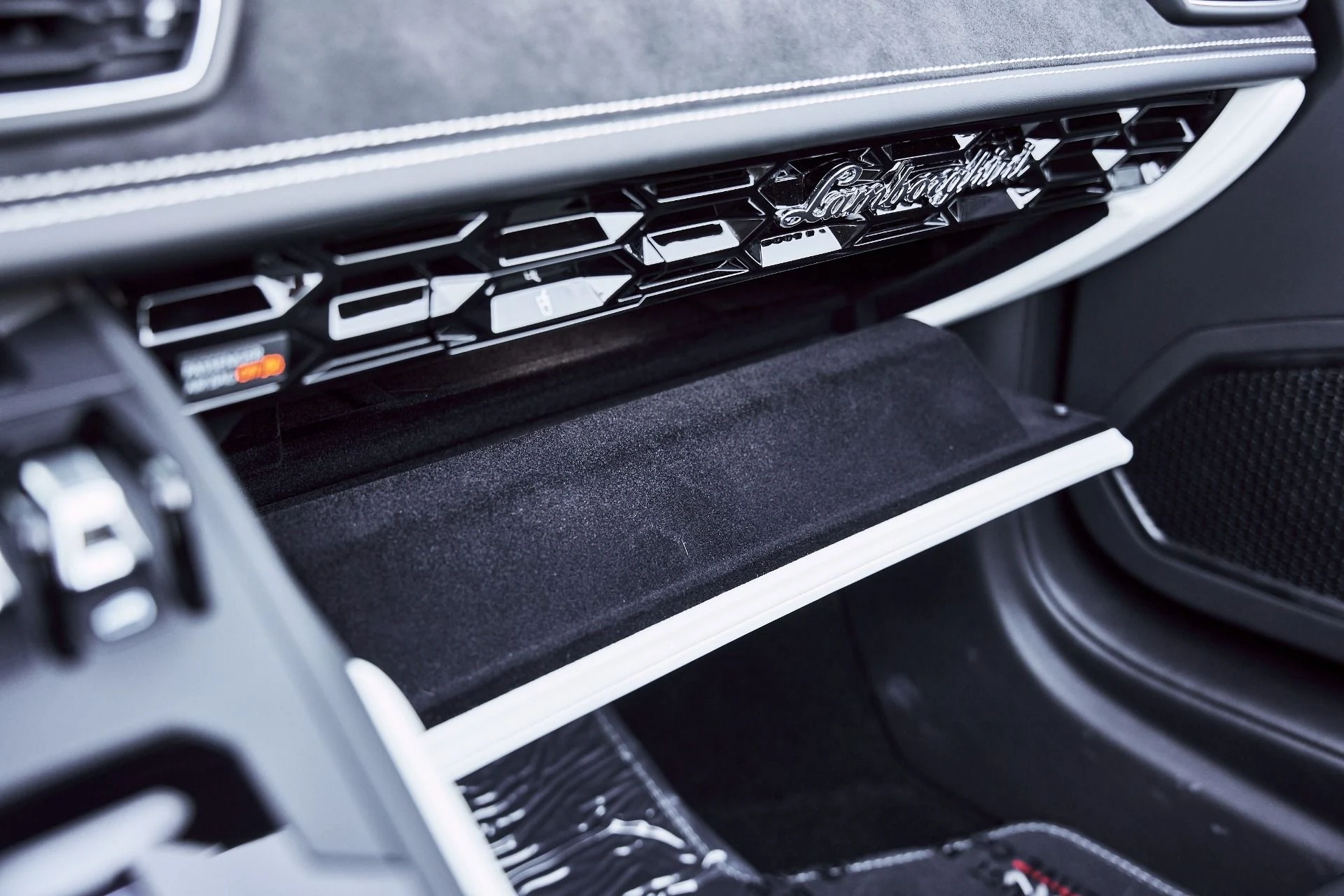 mph068_2215440071_Used_2024_Lamborghini_Huracan_EVO_Base_1774744652_e912dc1aa3