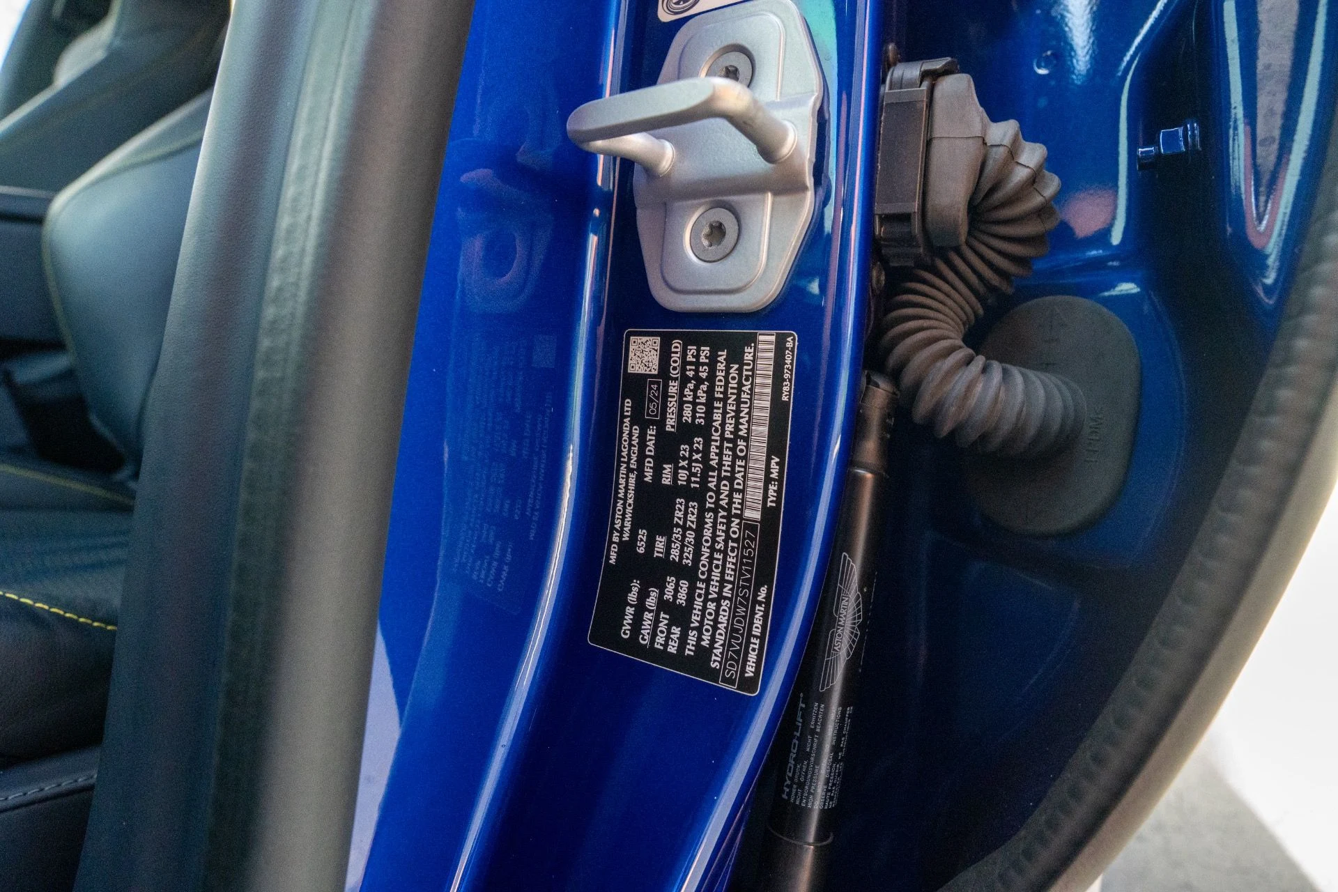 mph068_2591970382_Used_2025_Aston_Martin_DBX_707_1764700714_489f360eab