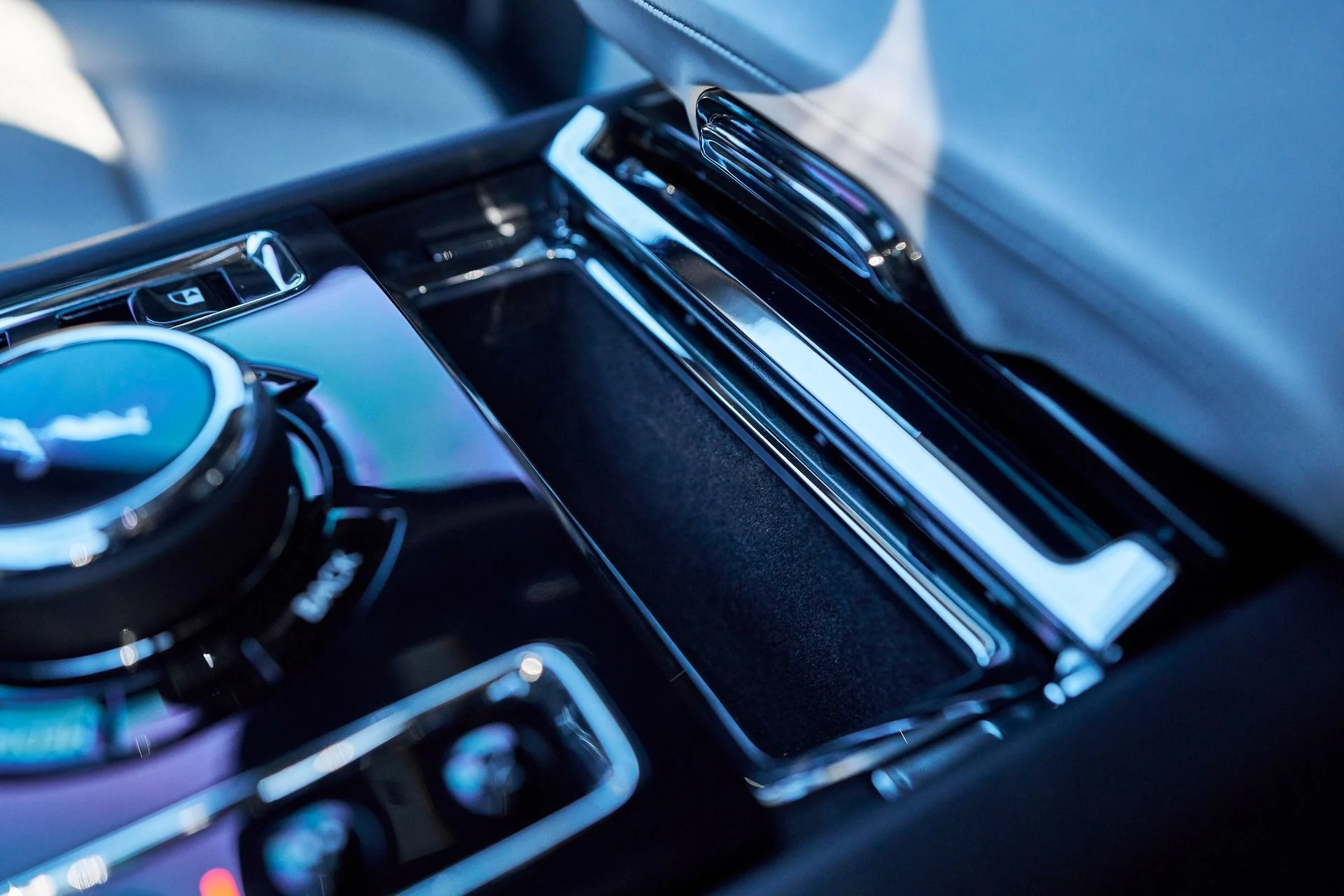 mph068_2769258113_Used_2025_Rolls_Royce_Ghost_Base_1765592288_2cbc2ec91d