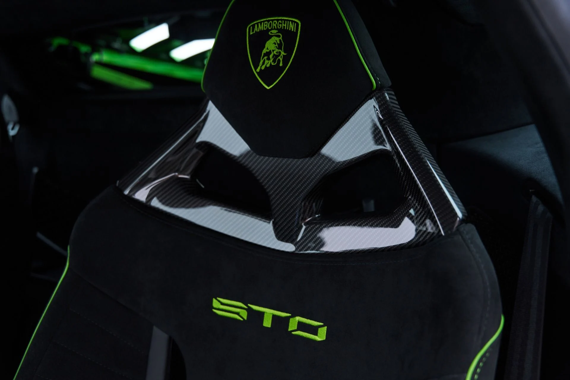 mph068_2920255723_Used_2024_Lamborghini_Huracan_STO_Base_1793231492_9ffaa48be5