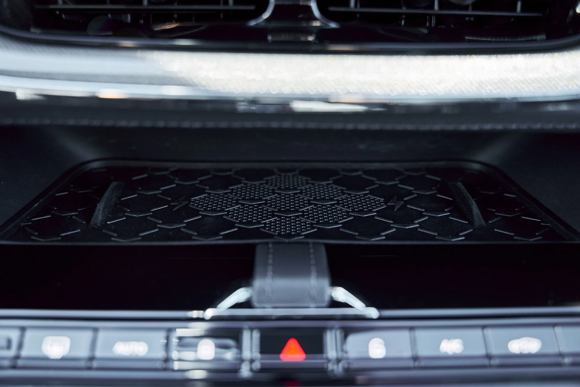 mph068_3306250943_Used_2025_Aston_Martin_DBX_707_1767063272_2ea9f0cb2f