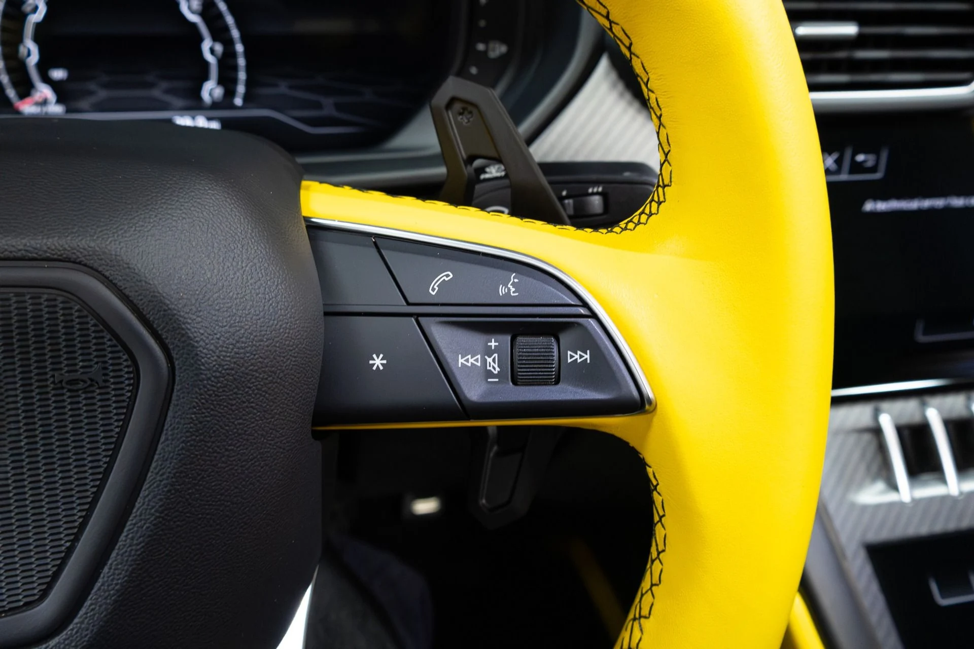 mph068_3920563554_Used_2022_Lamborghini_Urus_Graphite_Capsule_1775757245_96a7c8c6b9