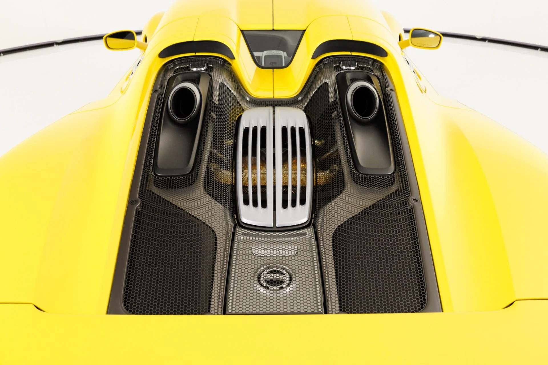 mph068_3936179587_Used_2015_Porsche_918_Spyder_1789427646_e562395635