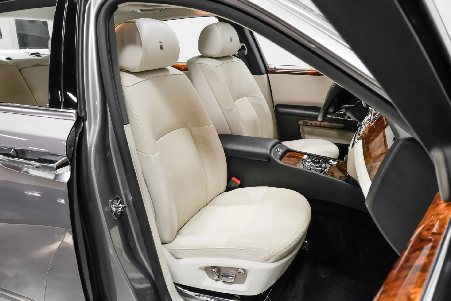 mph068_4087543109_Used_2010_Rolls_Royce_Ghost_1762979242_95c955fb3b