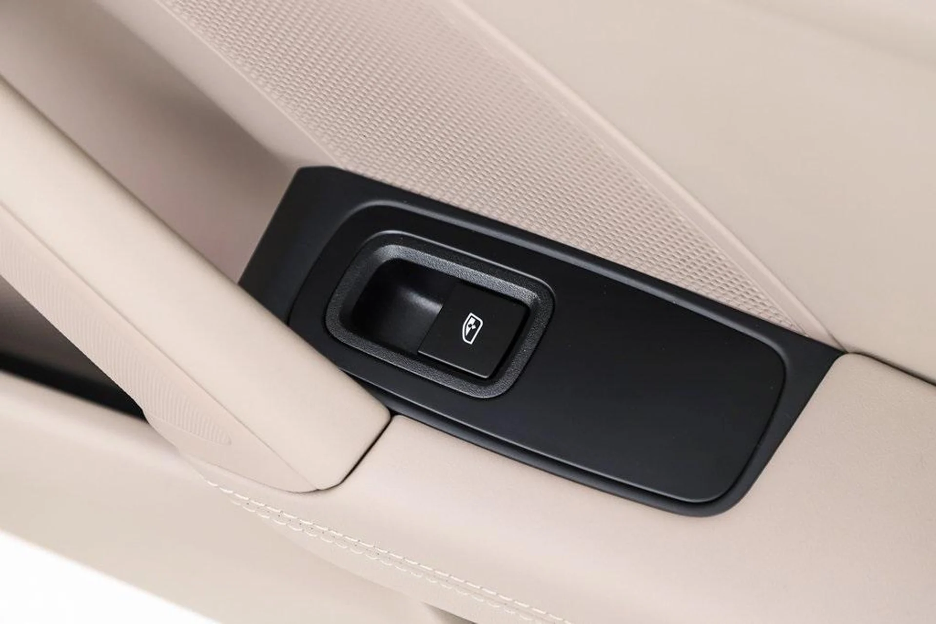 mph068_589012469_KXV_Ox_Z_Ln_Z_rg7_RDN_Mz_Lqe_B_Wu_L1_Q_00972d1182